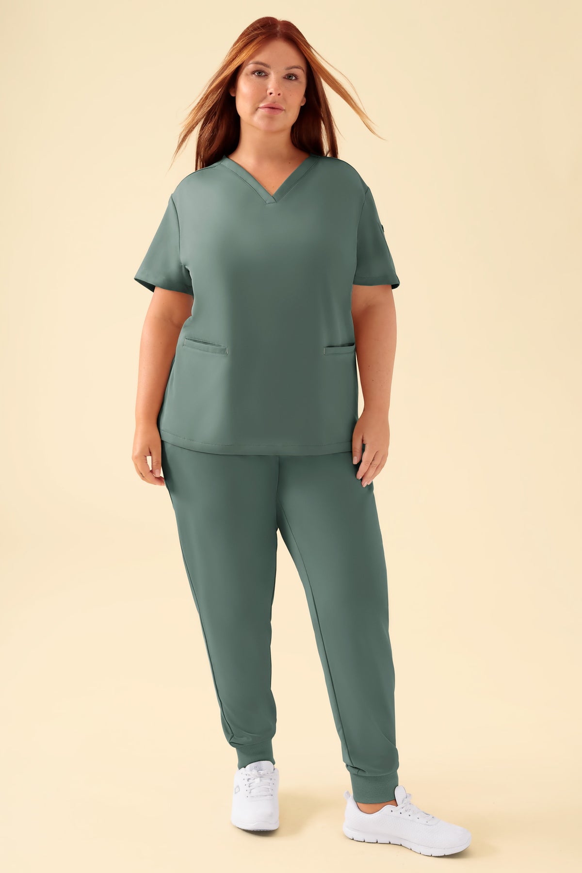 KAERE oversteektuniek dames - V-hals donkergroen, Voorzijde view Het model is 173 cm lang en draagt maat XL