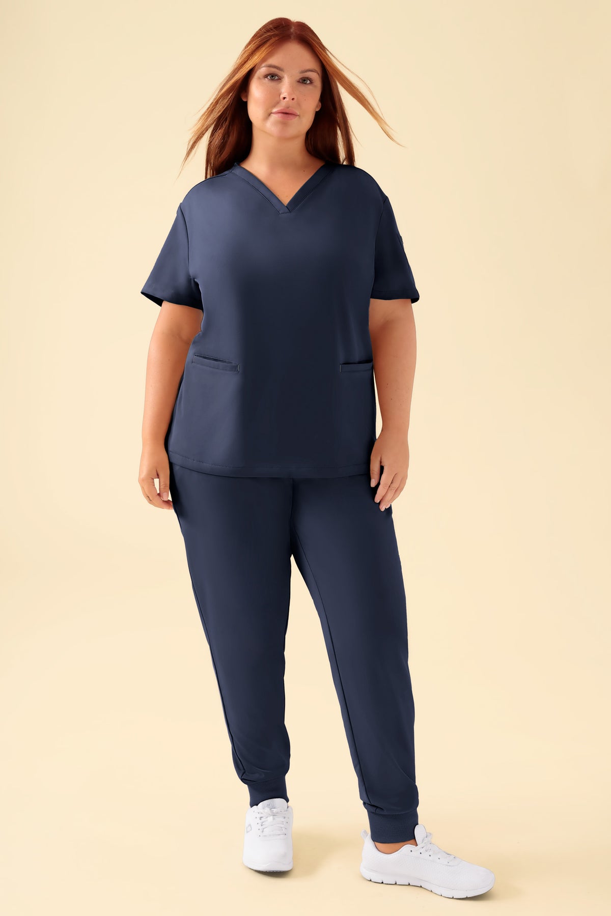 KAERE oversteektuniek dames - V-hals navy, Voorzijde view Het model is 173 cm lang en draagt maat XL