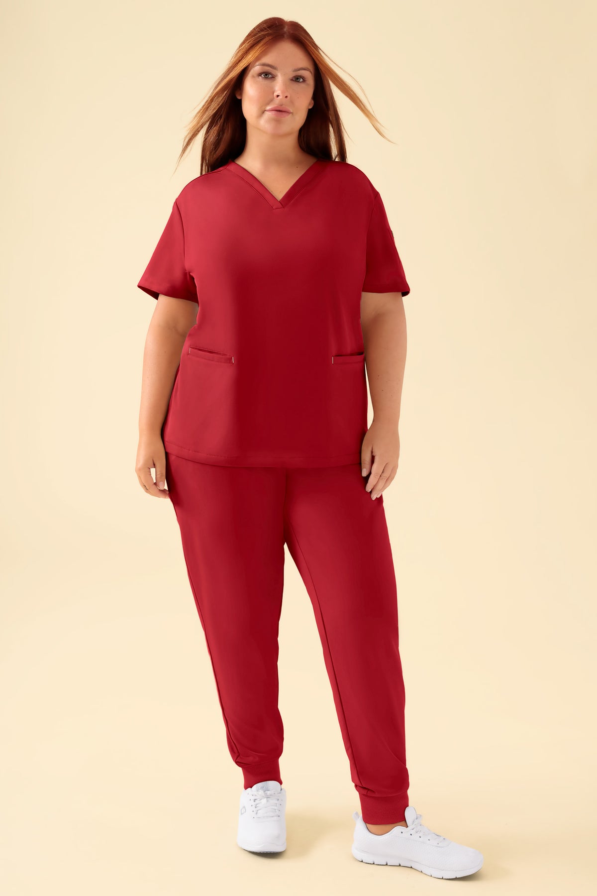 KAERE oversteektuniek dames - V-hals rood, Voorzijde view Het model is 173 cm lang en draagt maat XL