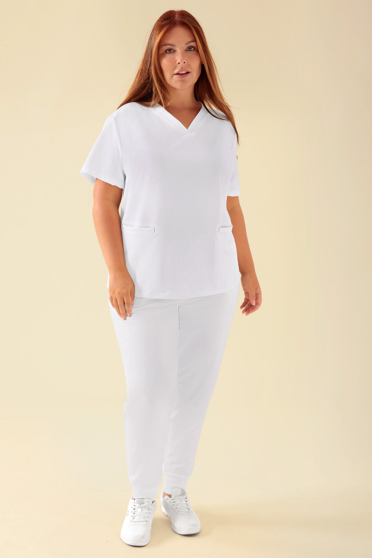 KAERE oversteektuniek dames - V-hals wit, Voorzijde view Het model is 173 cm lang en draagt maat XL