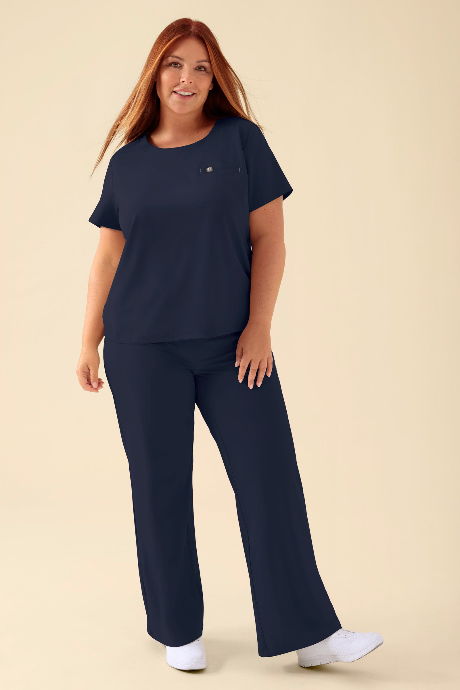 KAERE shirt dames - ronde hals navy, Voorzijde view Het model is 173 cm lang en draagt maat XL