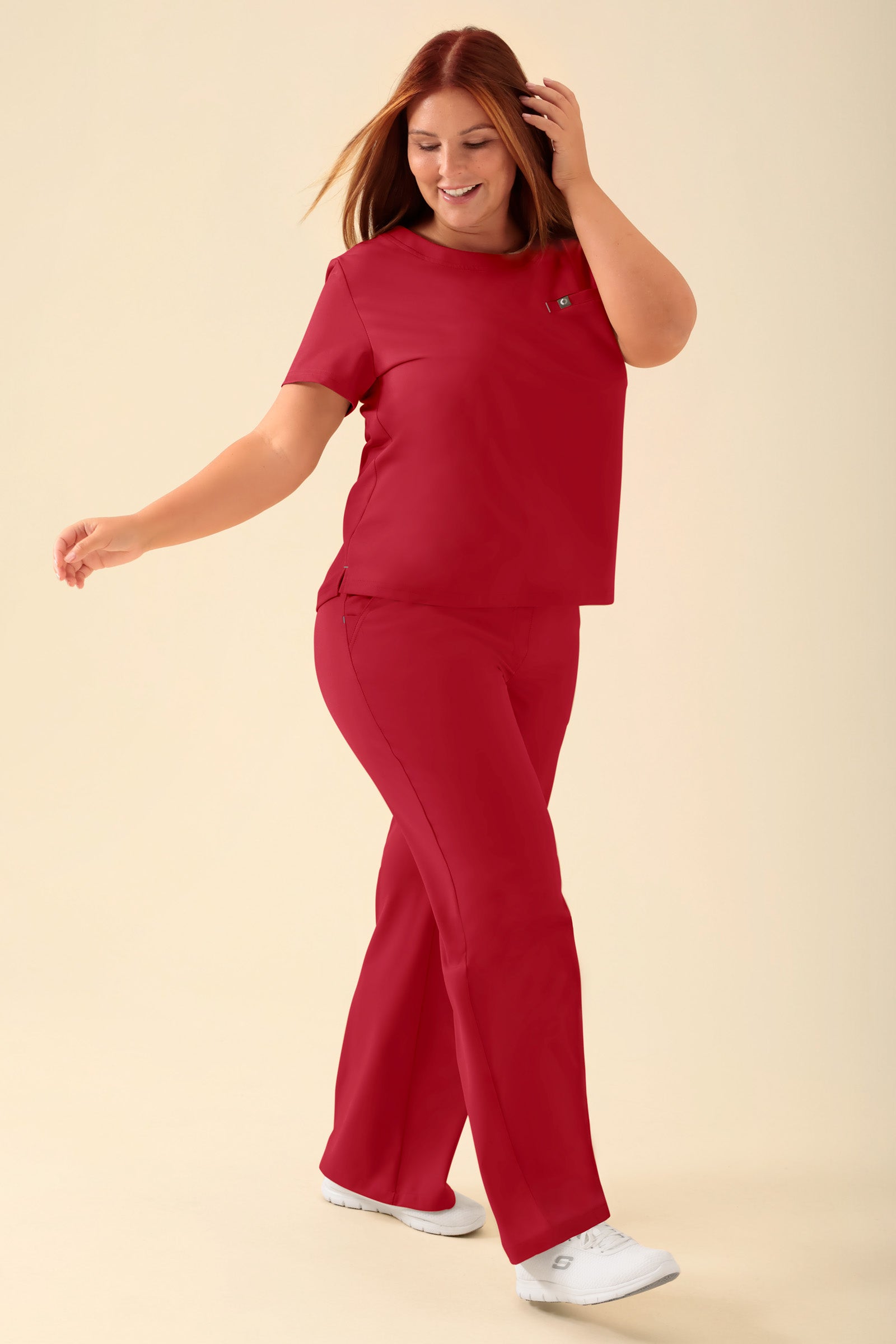 KAERE shirt dames - ronde hals rood, Voorzijde view Het model is 173 cm lang en draagt maat XL