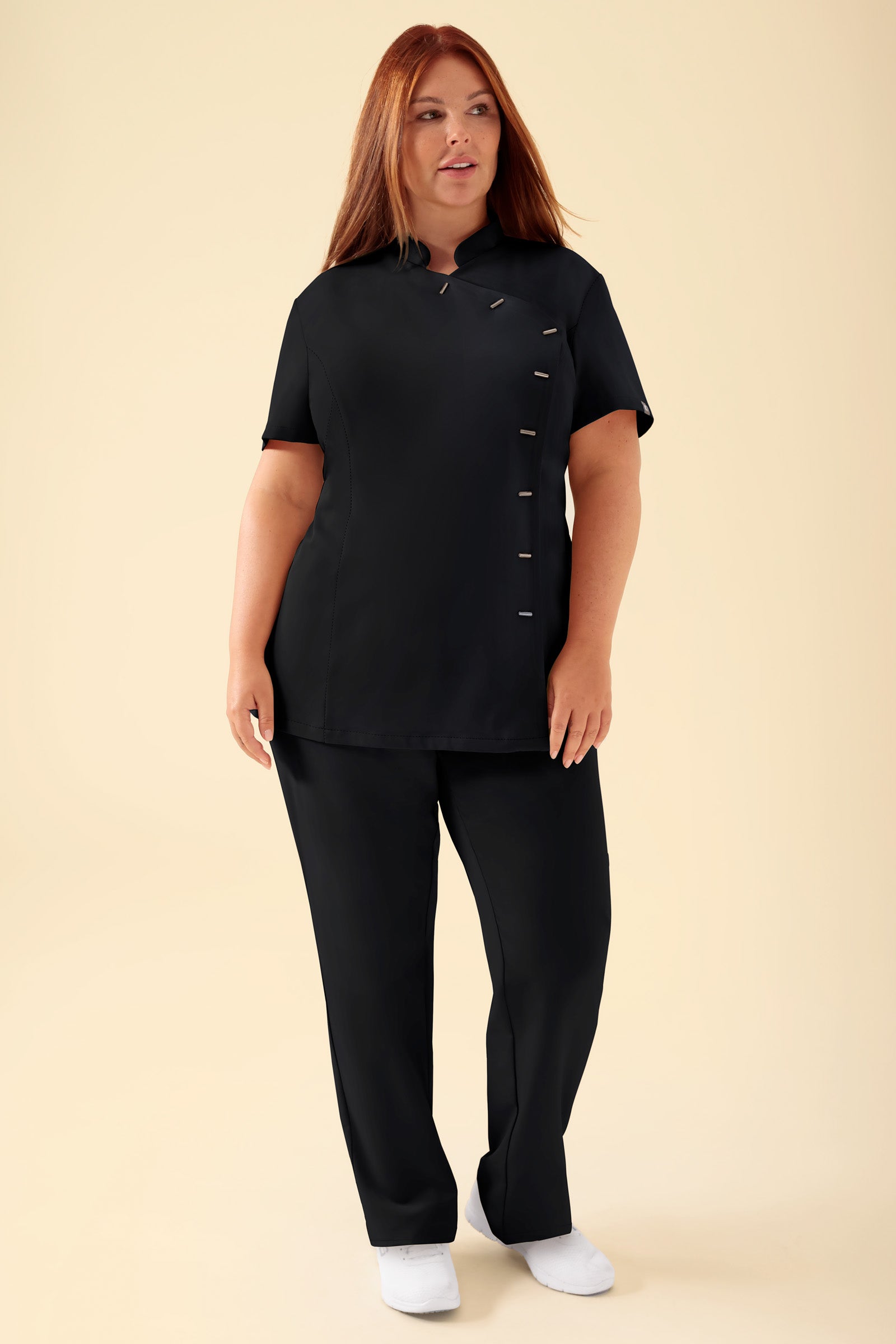 KAERE tuniek dames - asymetrische knoopsluiting zwart, Voorzijde view Het model is 173 cm lang en draagt maat XL