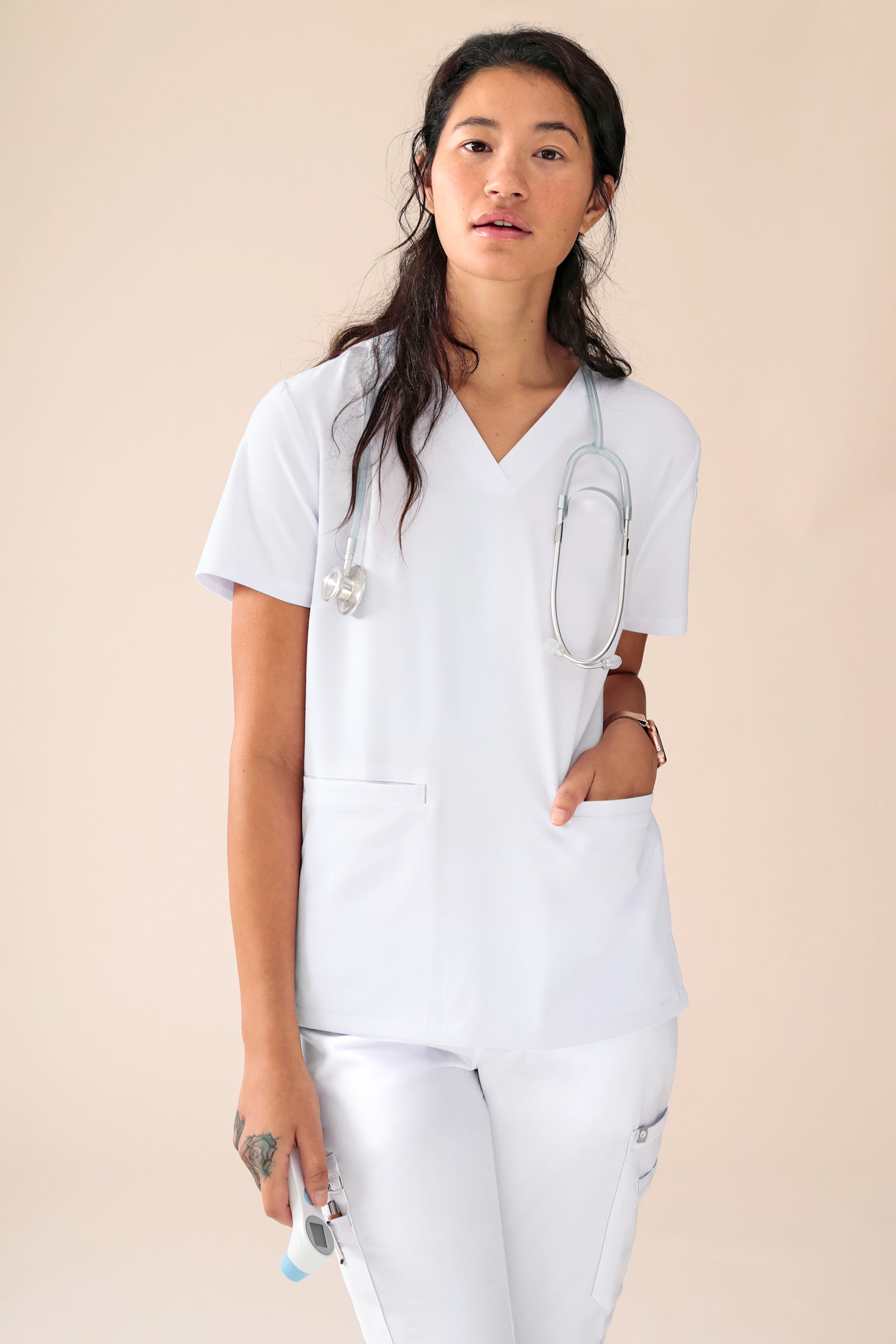 KAERE oversteektuniek dames - V-hals wit, Voorzijde view Het model is 174 cm lang en draagt maat S