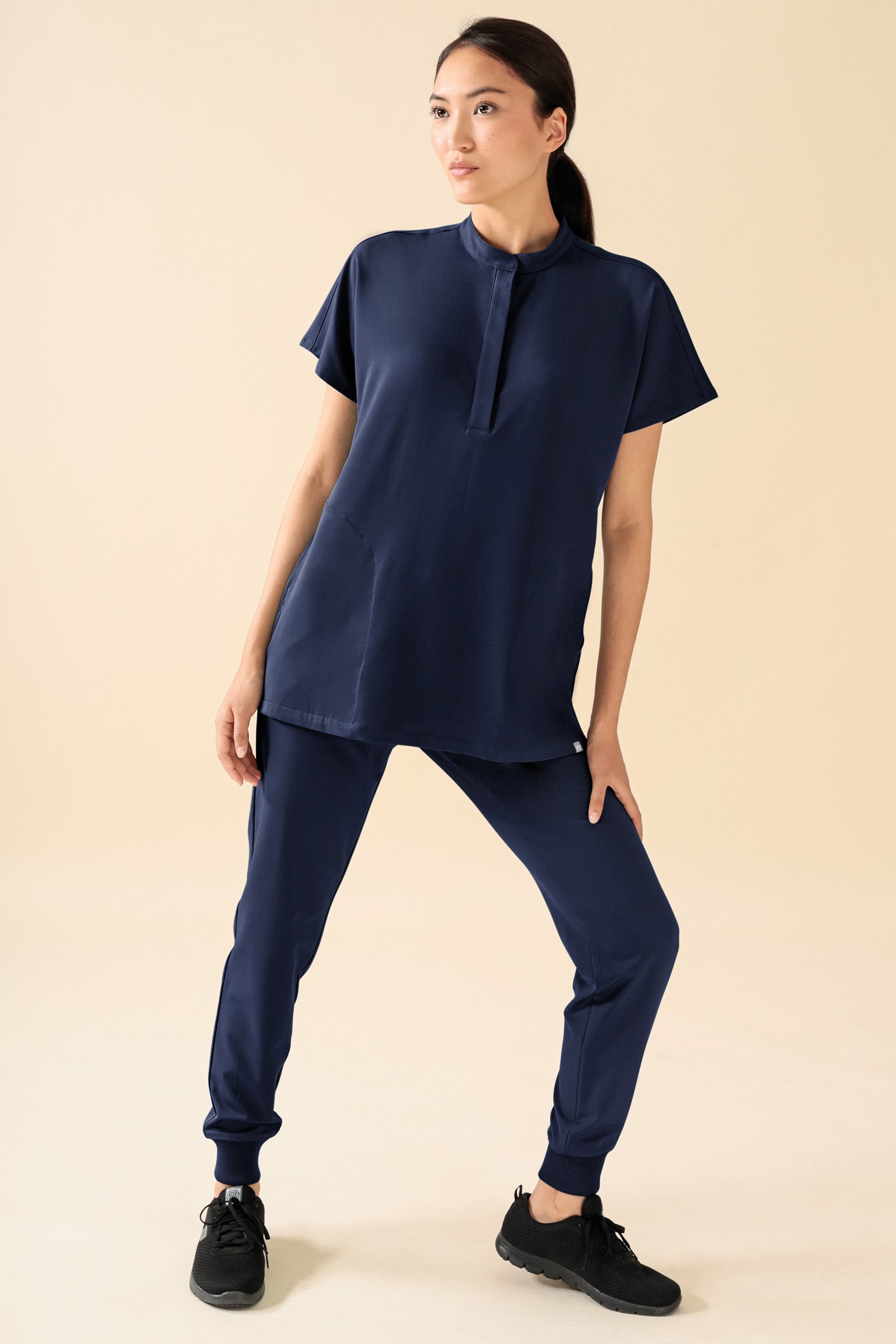 KAERE dames oversteektuniek - opstaande kraag navy, Voorzijde view Het model is 175 cm lang en draagt maat S