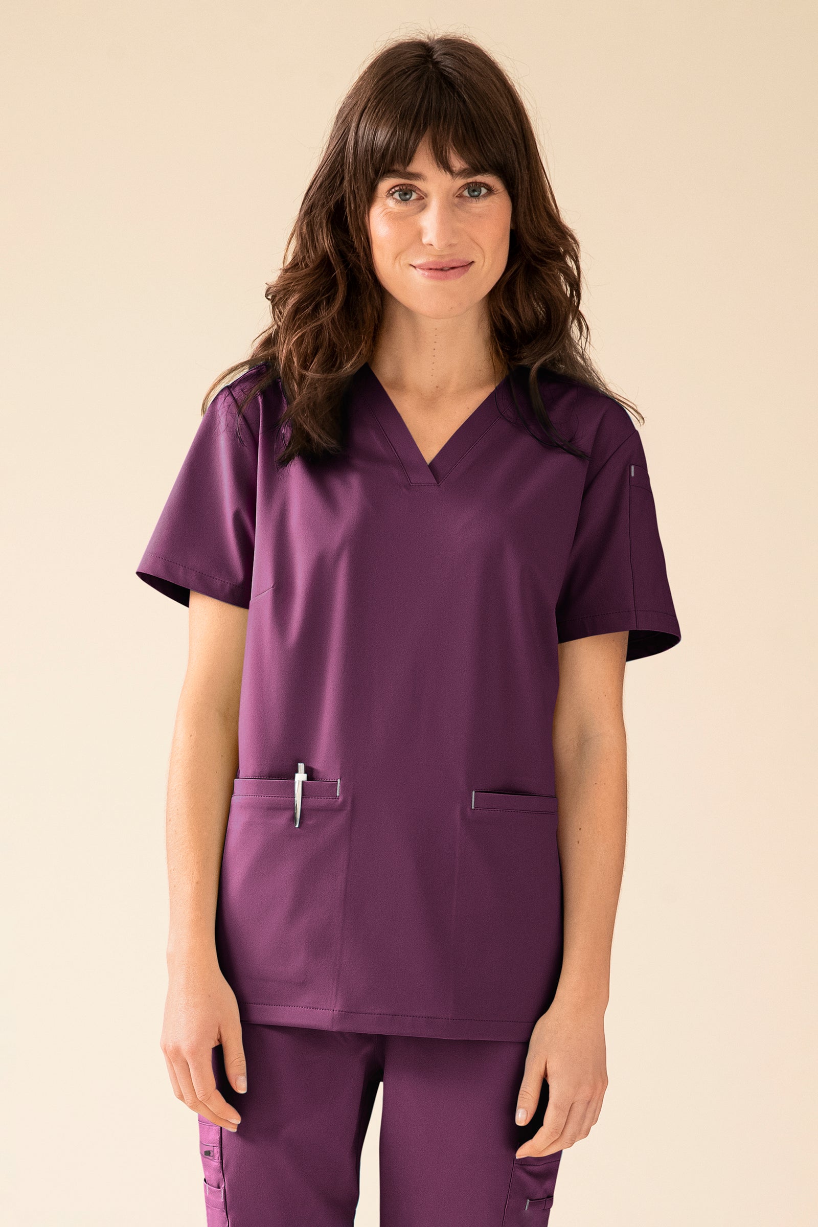 KAERE oversteektuniek dames - V-hals pruimen, Voorzijde view Het model is 175 cm lang en draagt maat S