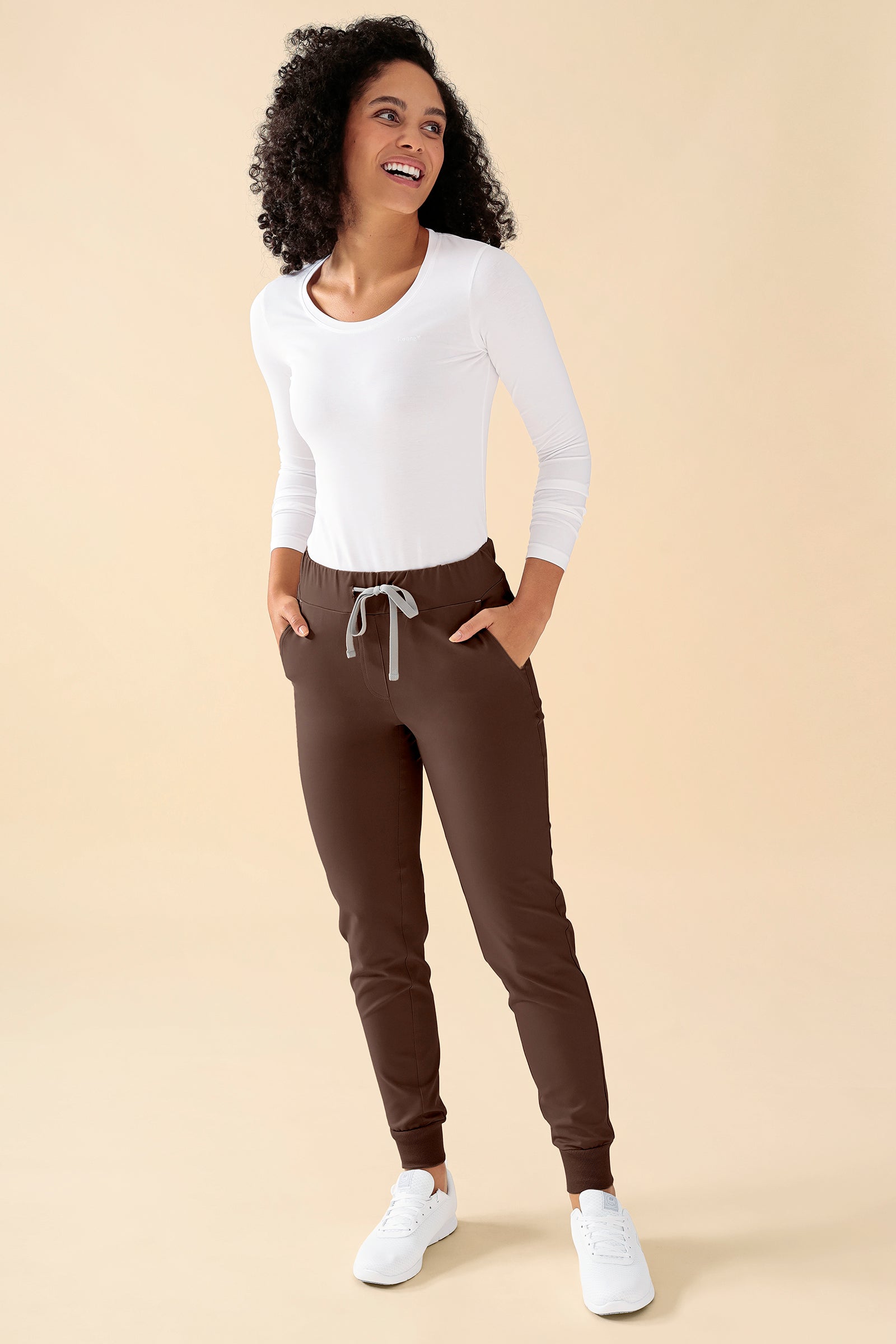 KAERE broek dames - zoom met elastische boord zonder beenzak coffee, Voorzijde view Het model is 176 cm lang en draagt maat S