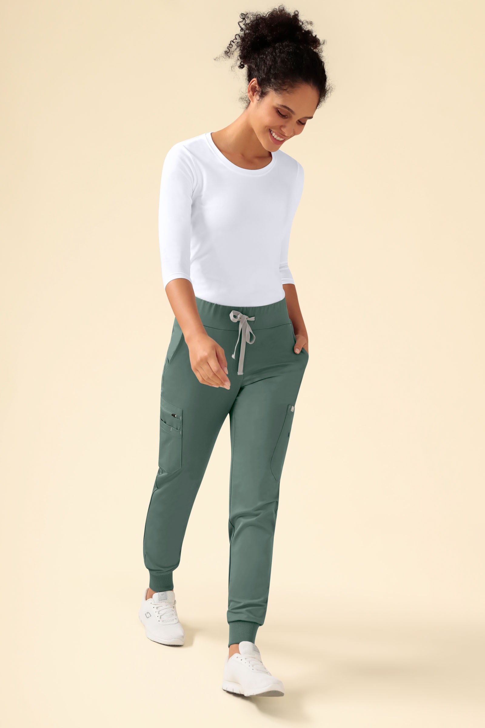 KAERE broek dames - zoom met elastische boord en beenzak donkergroen, Voorzijde view Het model is 176 cm lang en draagt maat S