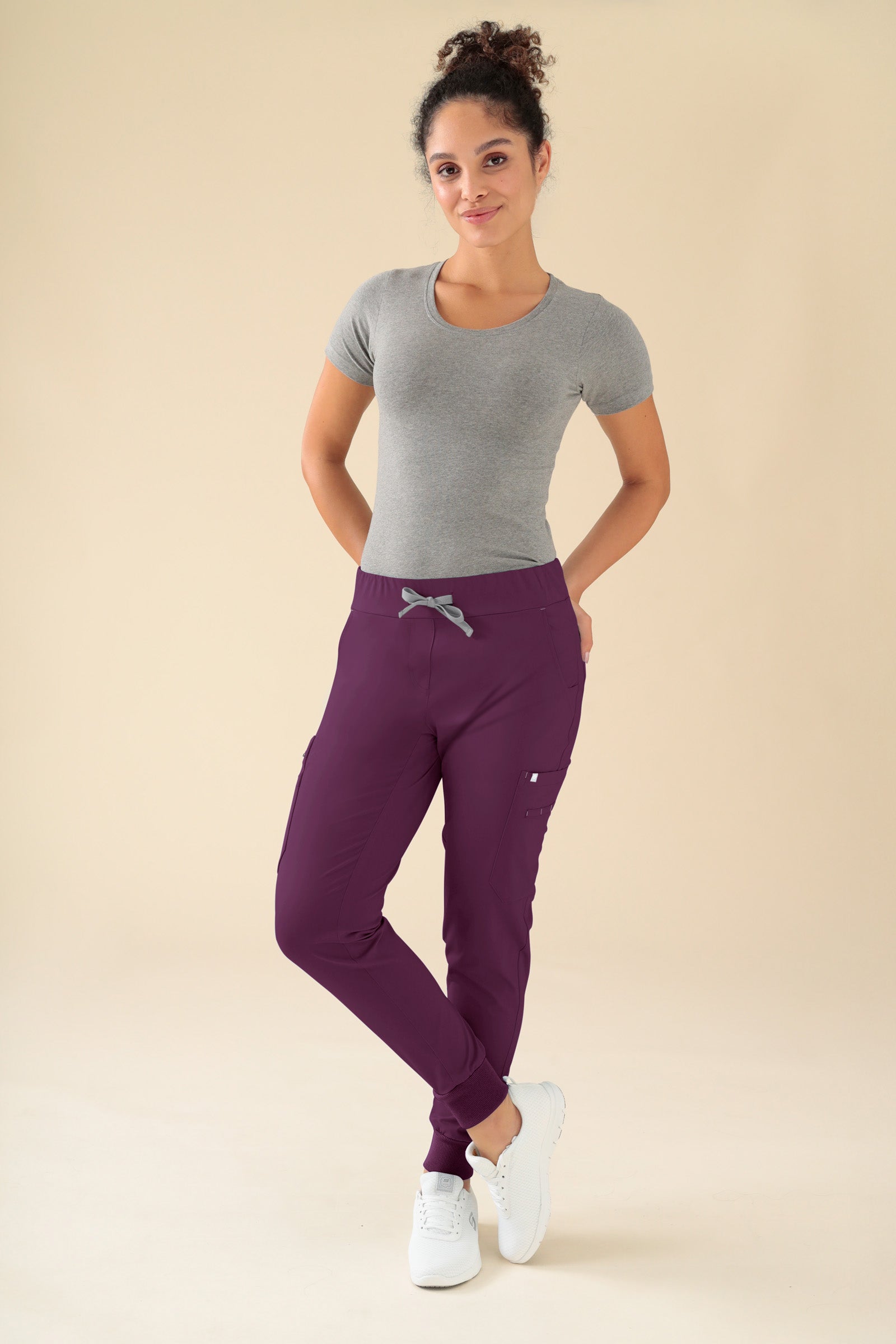 KAERE broek dames - zoom met elastische boord en beenzak pruimen, Voorzijde view Het model is 176 cm lang en draagt maat S