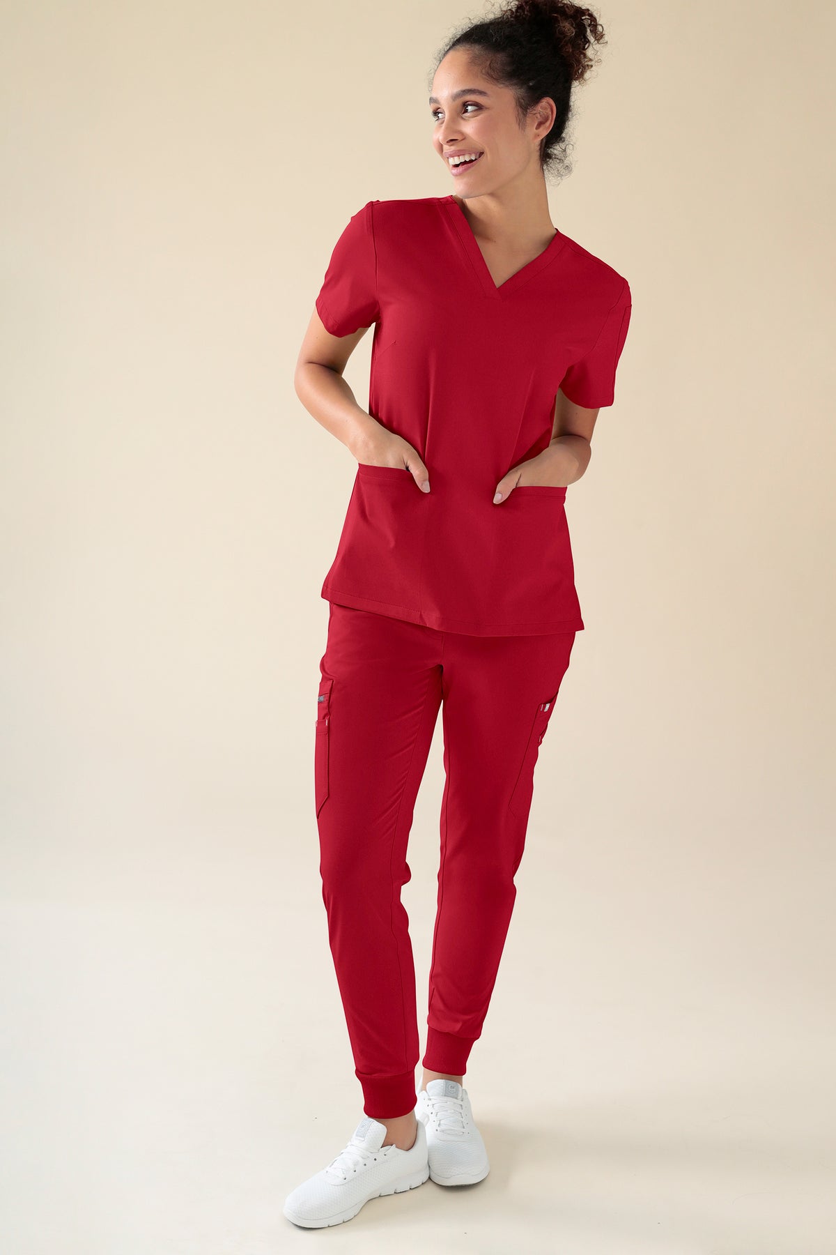 KAERE broek dames - zoom met elastische boord en beenzak rood, Voorzijde view Het model is 176 cm lang en draagt maat S