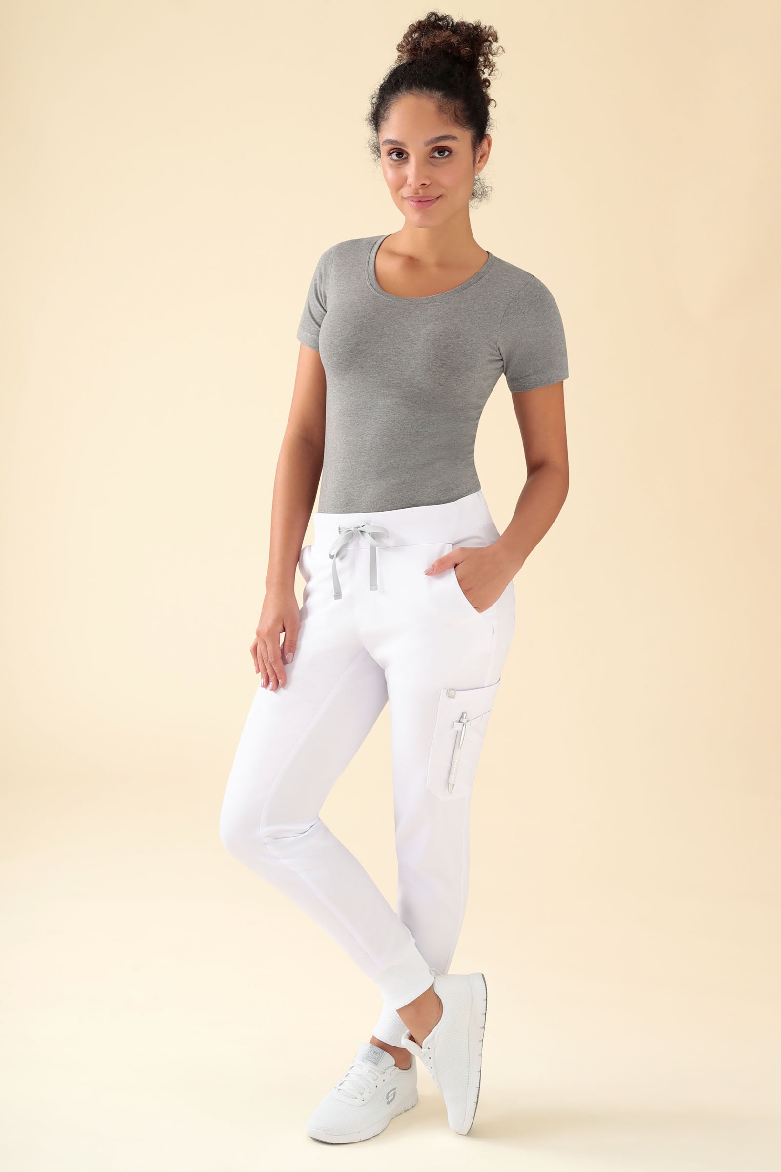 KAERE broek dames - zoom met elastische boord en beenzak wit, Voorzijde view Het model is 176 cm lang en draagt maat S