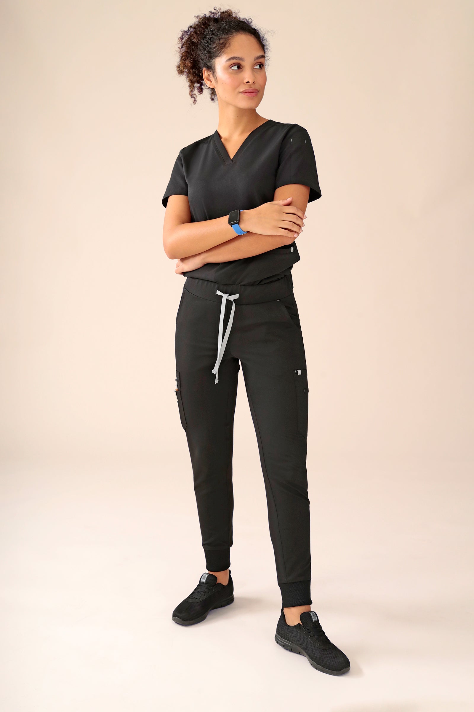 KAERE broek dames - zoom met elastische boord en beenzak zwart, Voorzijde view Het model is 176 cm lang en draagt maat S