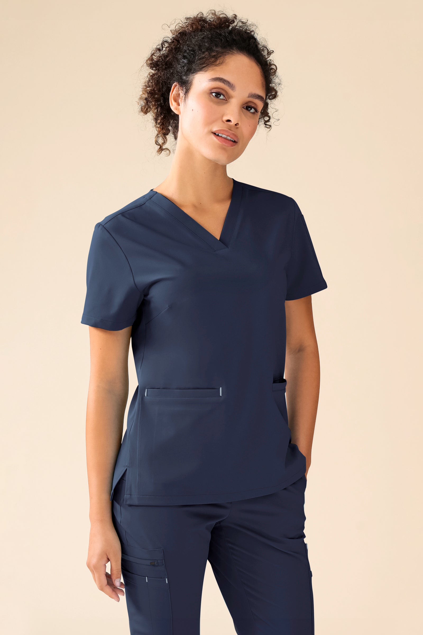 KAERE oversteektuniek dames - V-hals navy, Voorzijde view Het model is 176 cm lang en draagt maat S