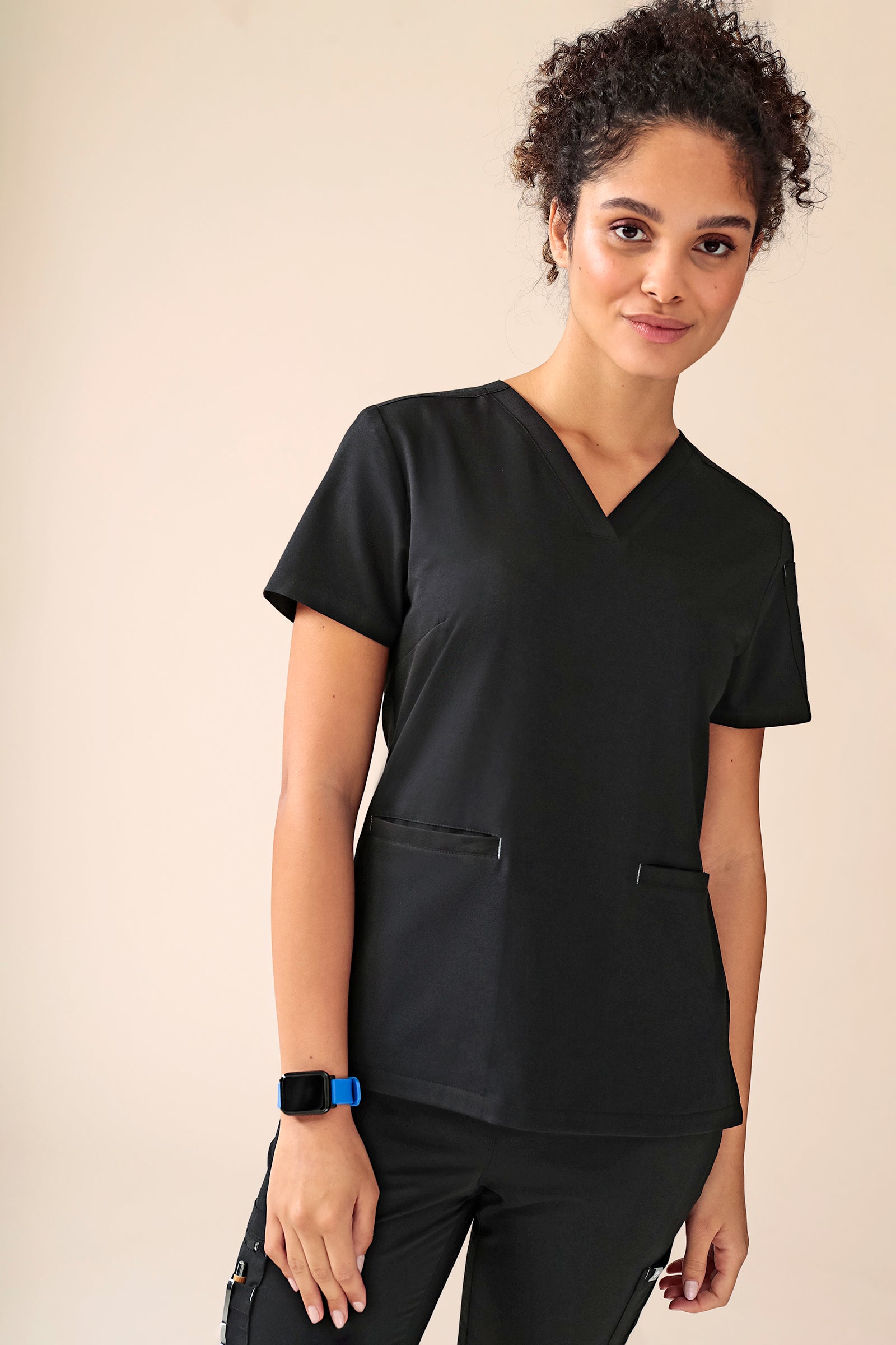 KAERE oversteektuniek dames - V-hals zwart, Voorzijde view Het model is 176 cm lang en draagt maat S