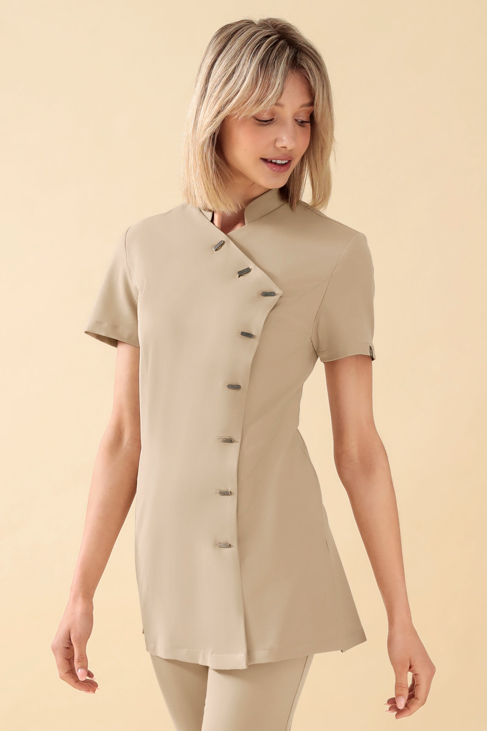 KAERE tuniek dames - asymetrische knoopsluiting zand