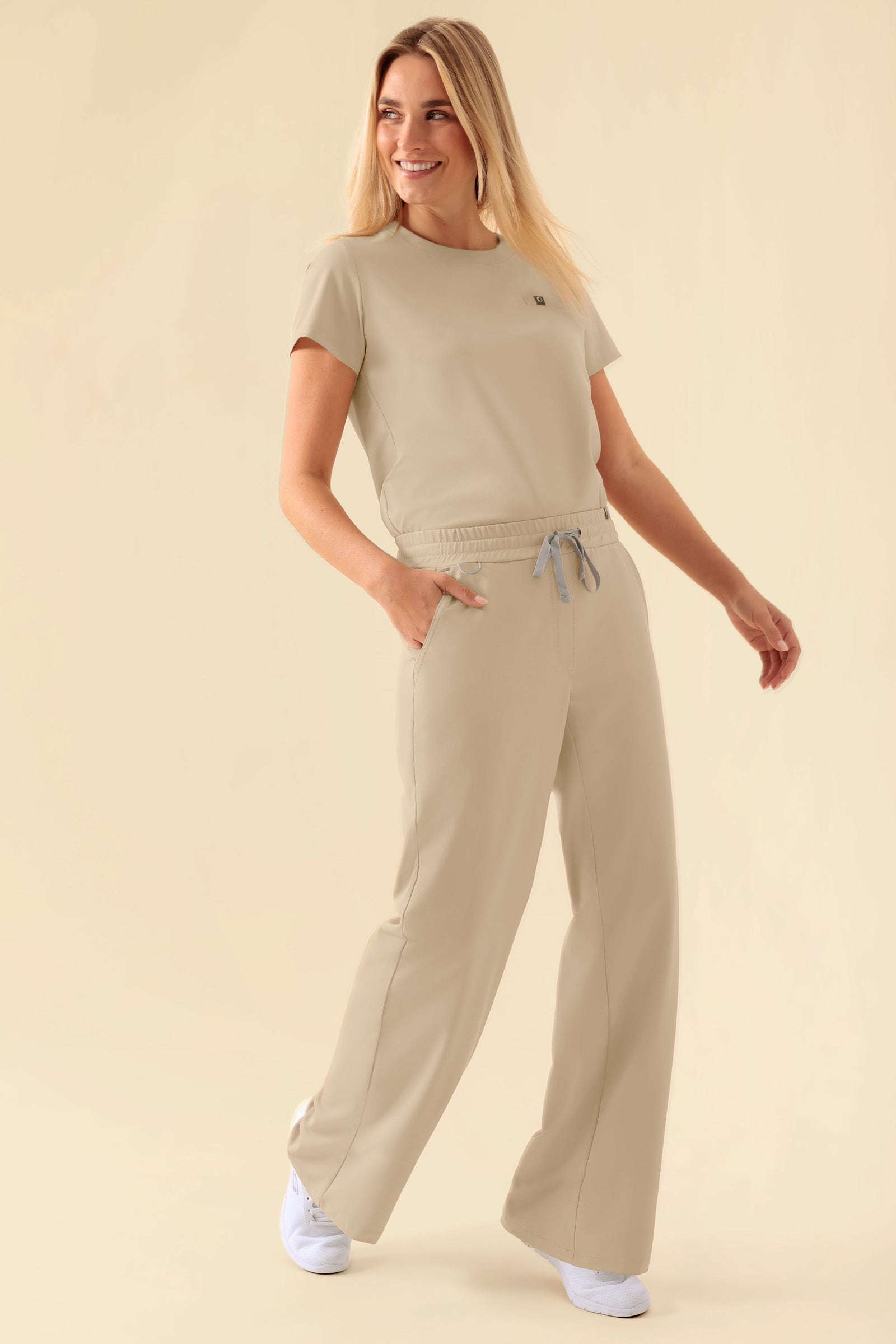 KAERE broek dames - wijd been zand, Voorzijde view Het model is 177 cm lang en draagt maat S