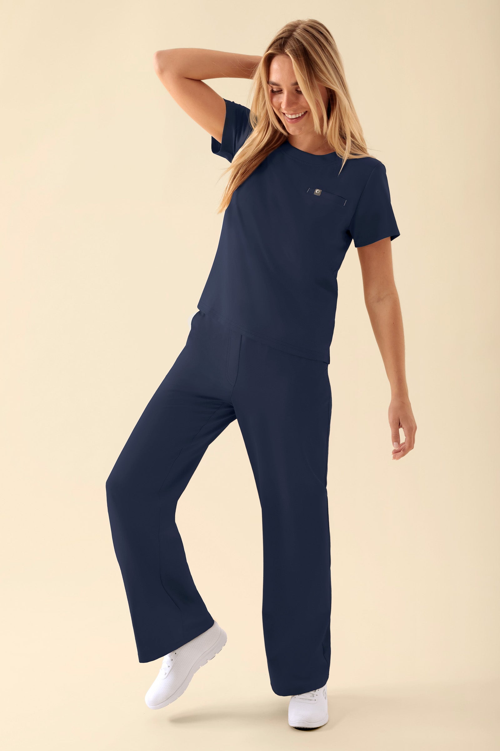 KAERE shirt dames - ronde hals navy, Voorzijde view Het model is 177 cm lang en draagt maat S