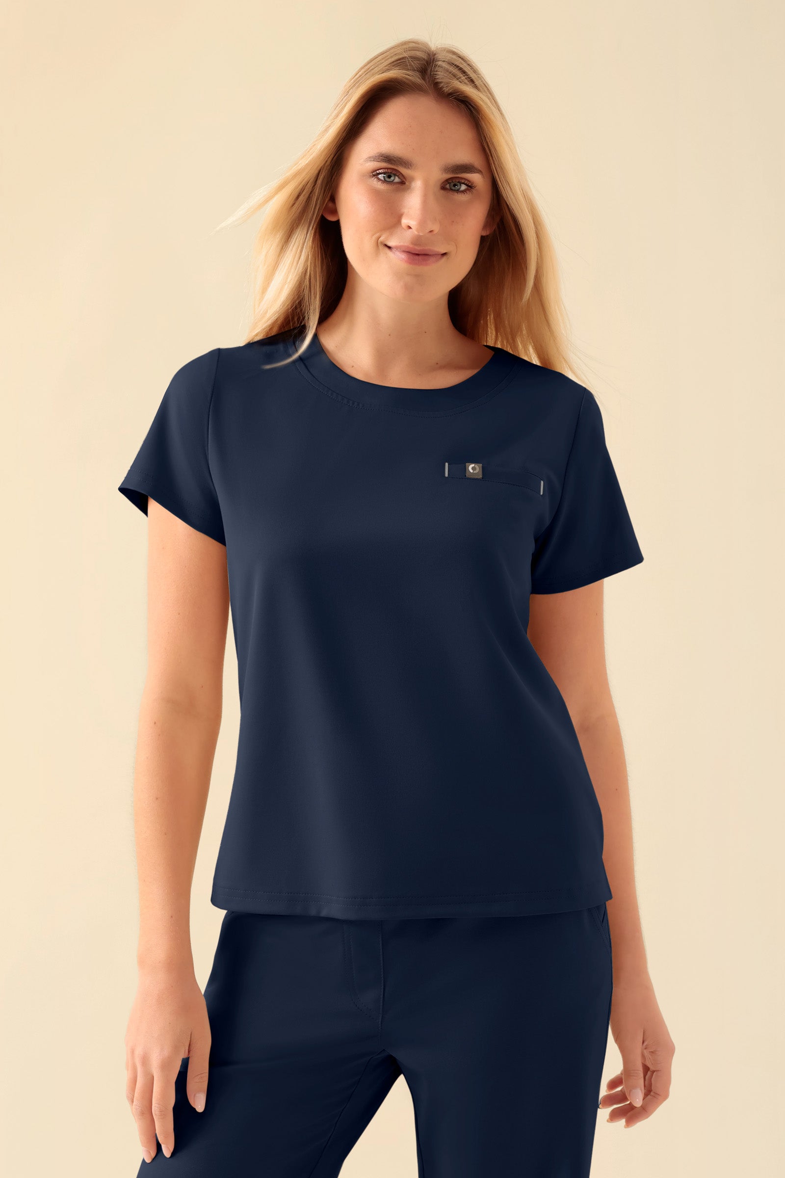 KAERE shirt dames - ronde hals navy, Voorzijde view Het model is 177 cm lang en draagt maat S