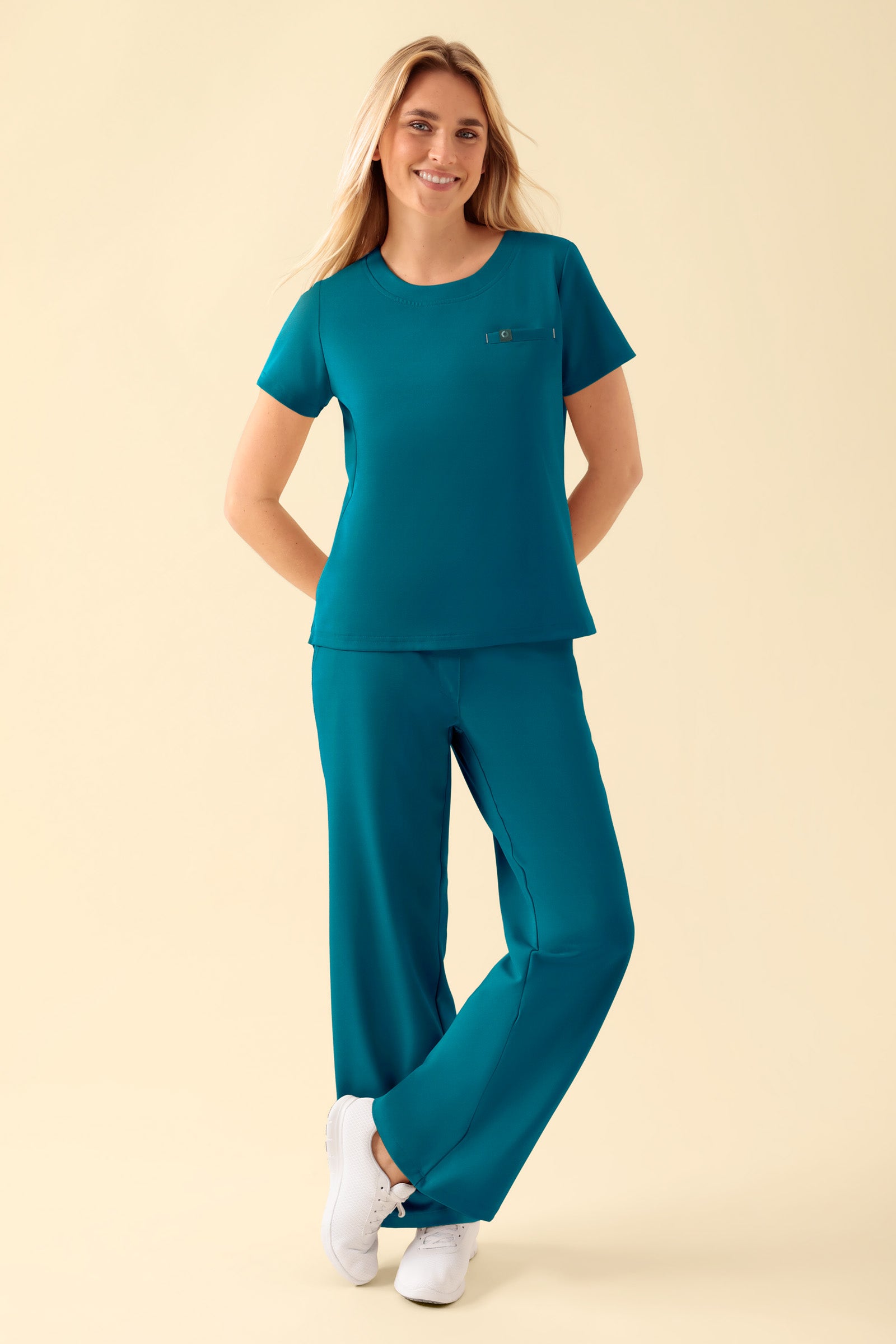 KAERE shirt dames - ronde hals petrol, Voorzijde view Het model is 177 cm lang en draagt maat S