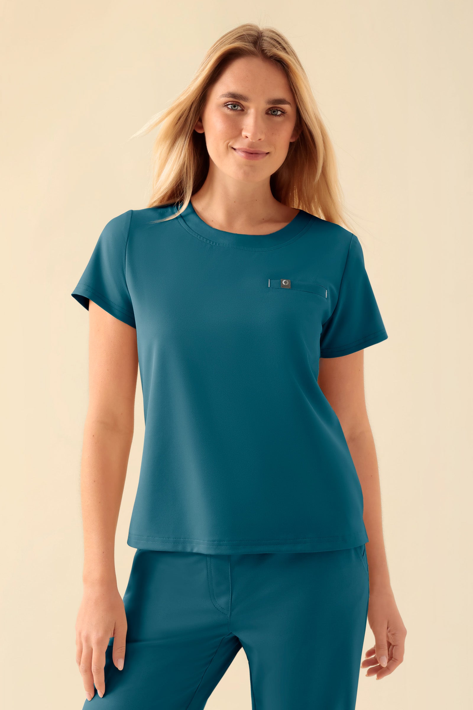 KAERE shirt dames - ronde hals petrol, Voorzijde view Het model is 177 cm lang en draagt maat S