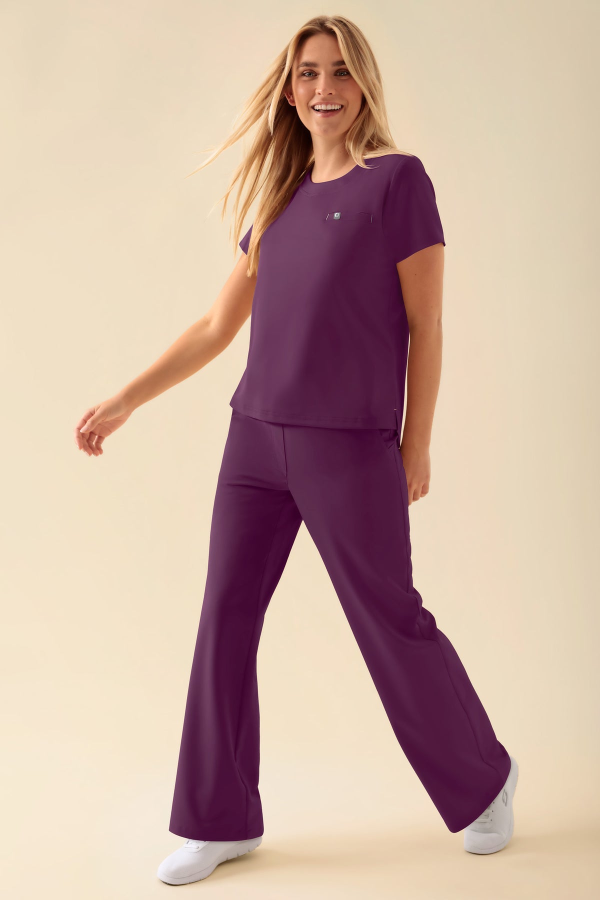 KAERE shirt dames - ronde hals pruimen, Voorzijde view Het model is 177 cm lang en draagt maat S