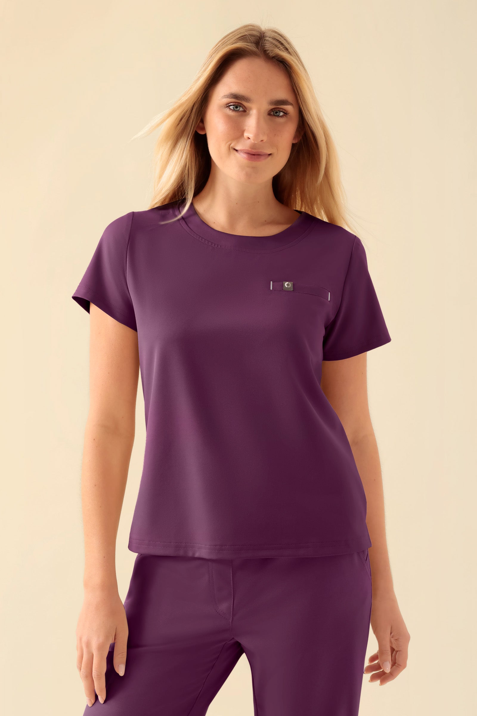 KAERE shirt dames - ronde hals pruimen, Voorzijde view Het model is 177 cm lang en draagt maat S