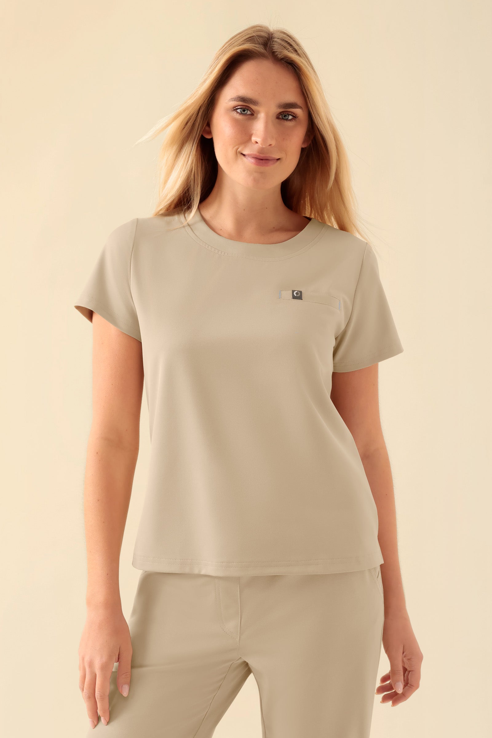 KAERE shirt dames - ronde hals zand, Voorzijde view Het model is 177 cm lang en draagt maat S
