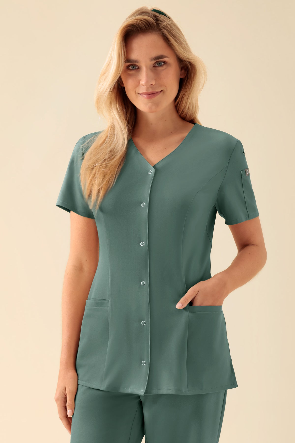 KAERE tuniek dames - drukknoopsluiting donkergroen, Voorzijde view Het model is 177 cm lang en draagt maat S