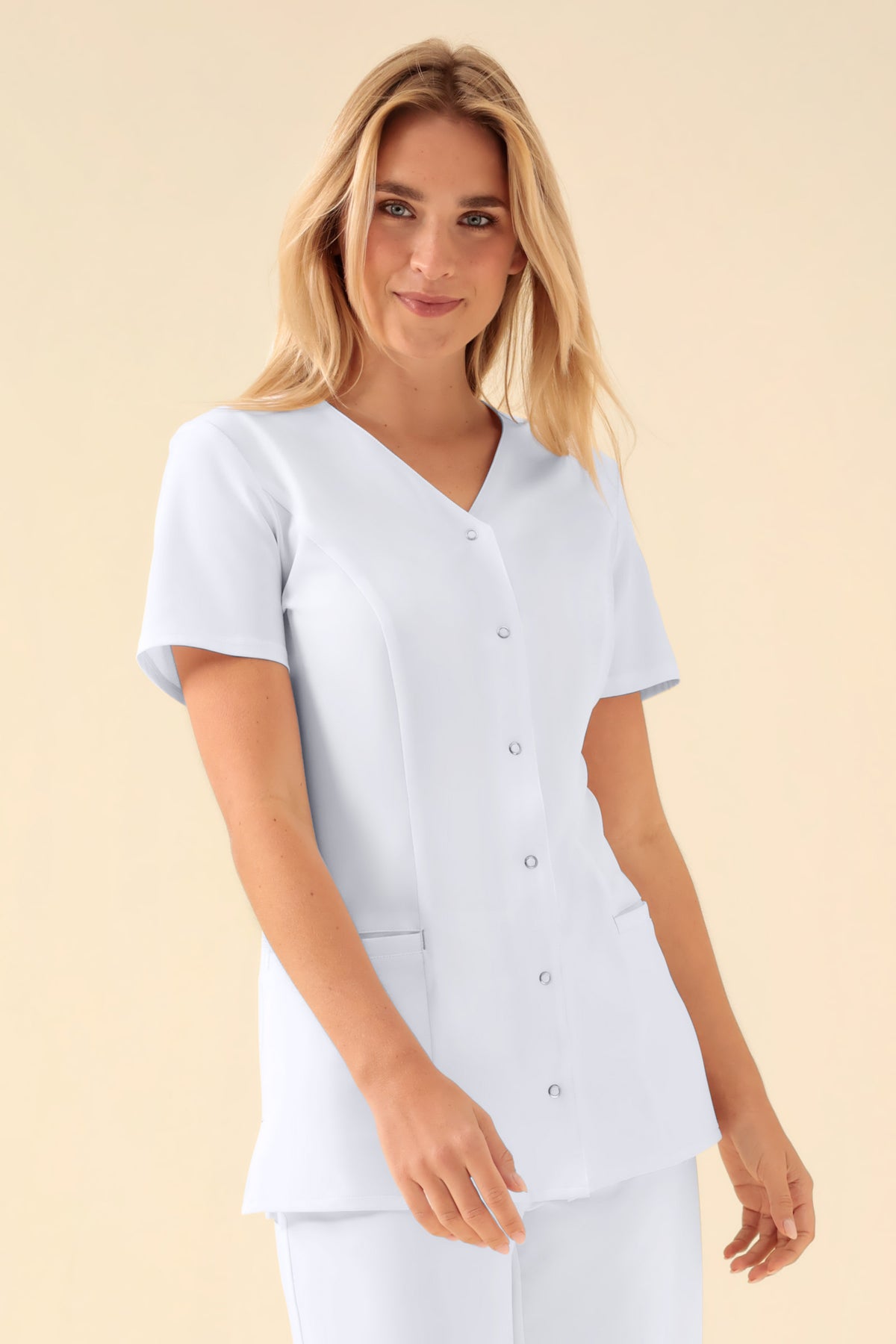 KAERE tuniek dames - drukknoopsluiting wit, Voorzijde view Het model is 177 cm lang en draagt maat S