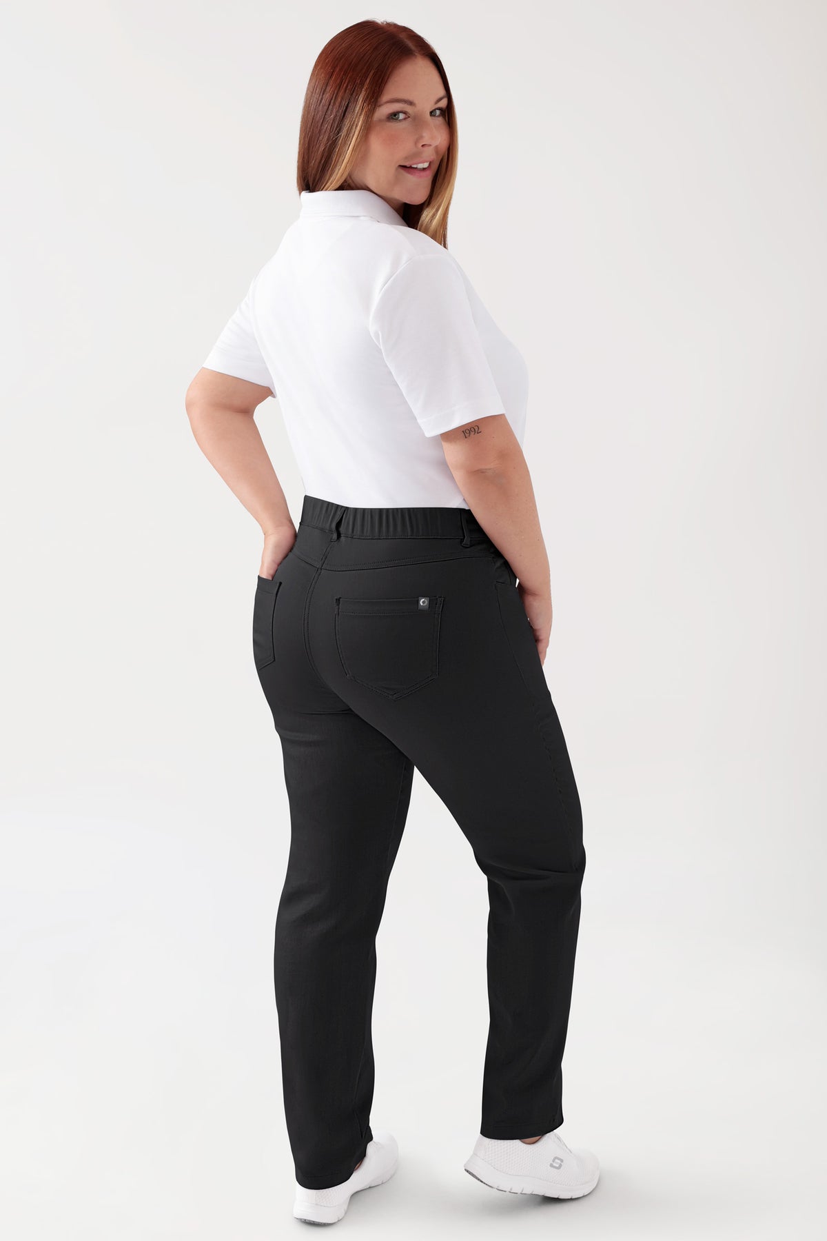 COMFY FLEX 5-pocket broek dames - rechte pijp zwart, Achterzijde view Het model is 173 cm lang en draagt maat 46