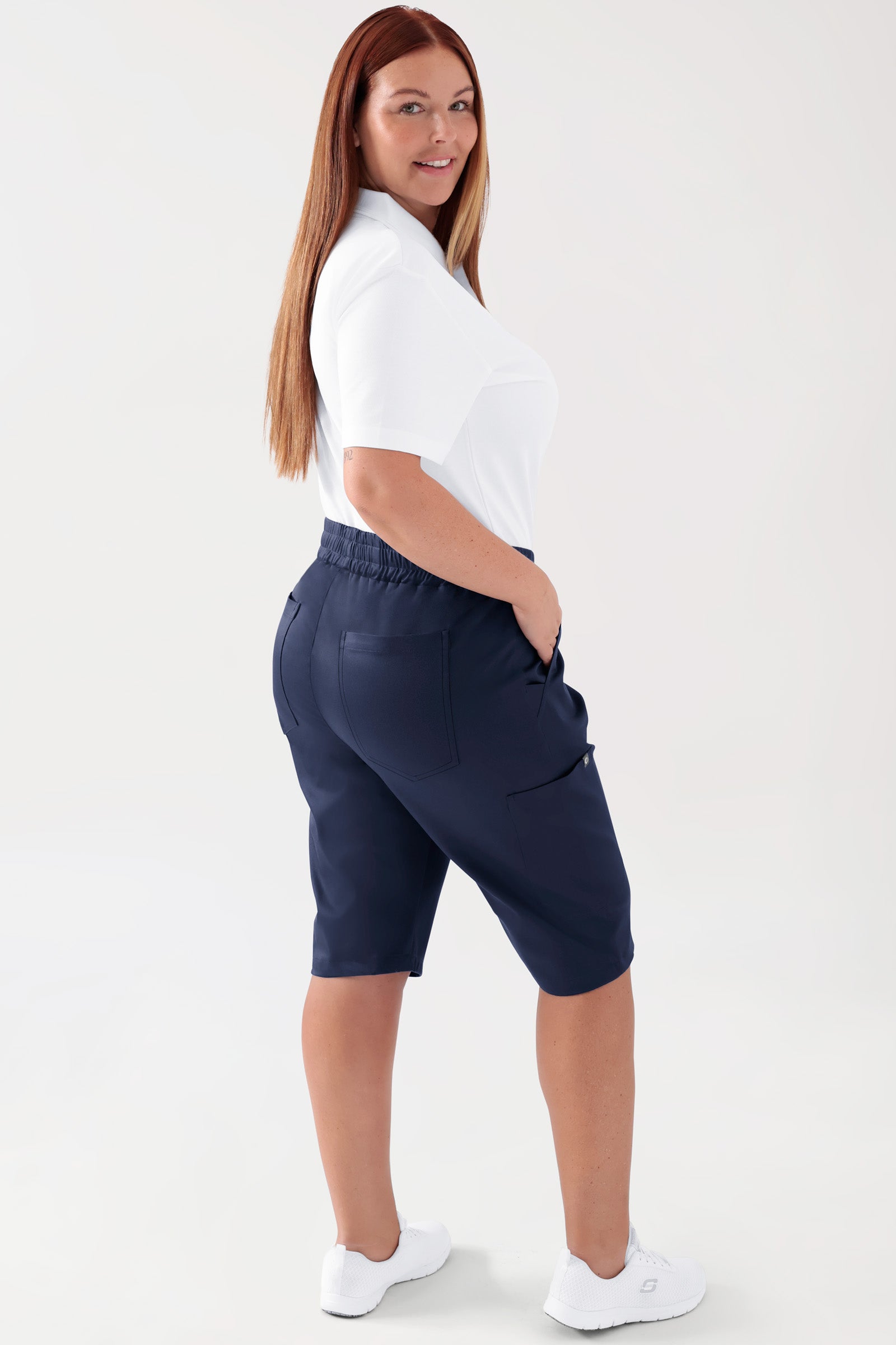 COMFY FLEX Stretch broek Unisex - bermuda navy, Achterzijde view Het model is 173 cm lang en draagt maat L