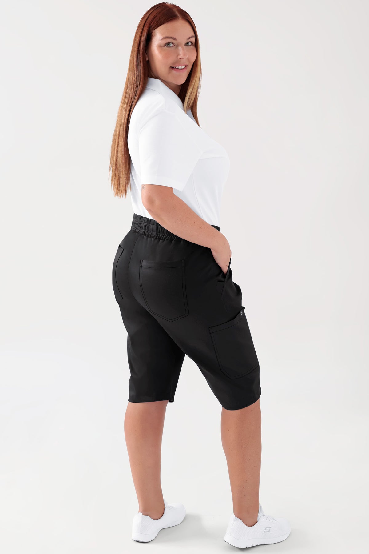 COMFY FLEX Stretch broek Unisex - bermuda zwart, Achterzijde view Het model is 173 cm lang en draagt maat L