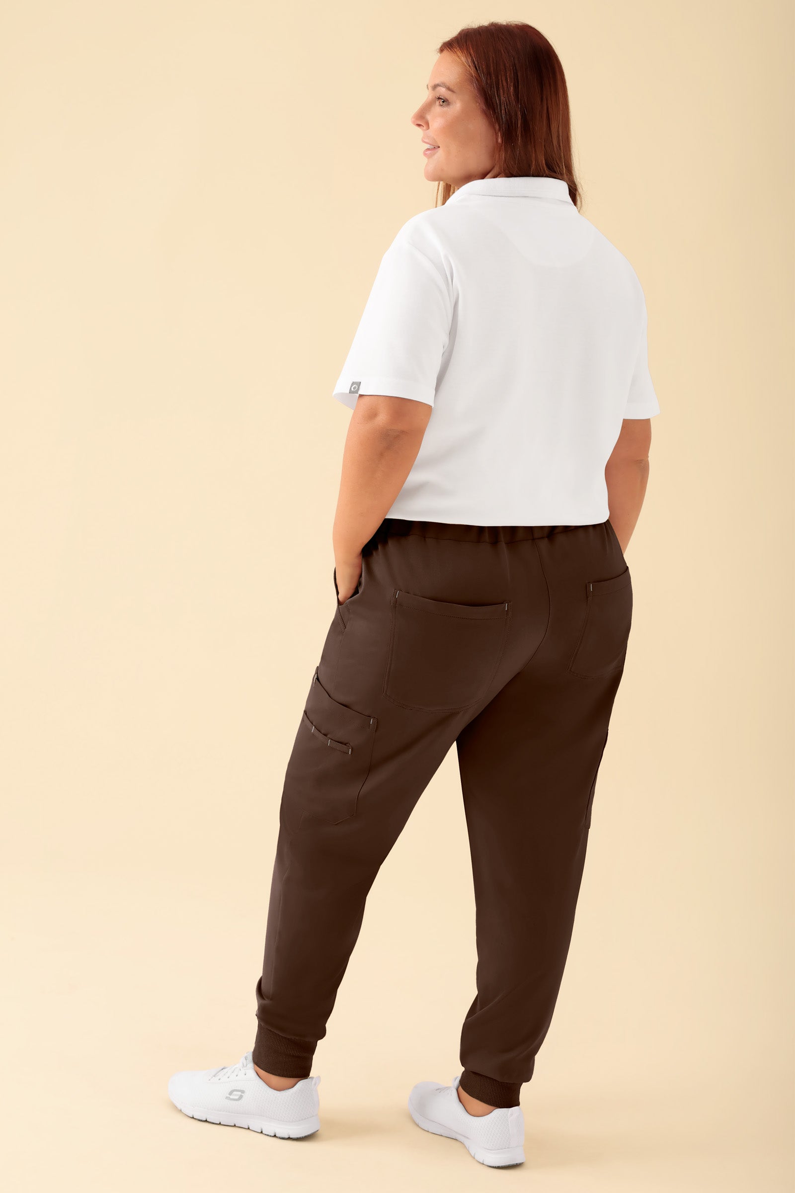 KAERE broek dames - zoom met elastische boord en beenzak coffee, Achterzijde view Het model is 173 cm lang en draagt maat XL