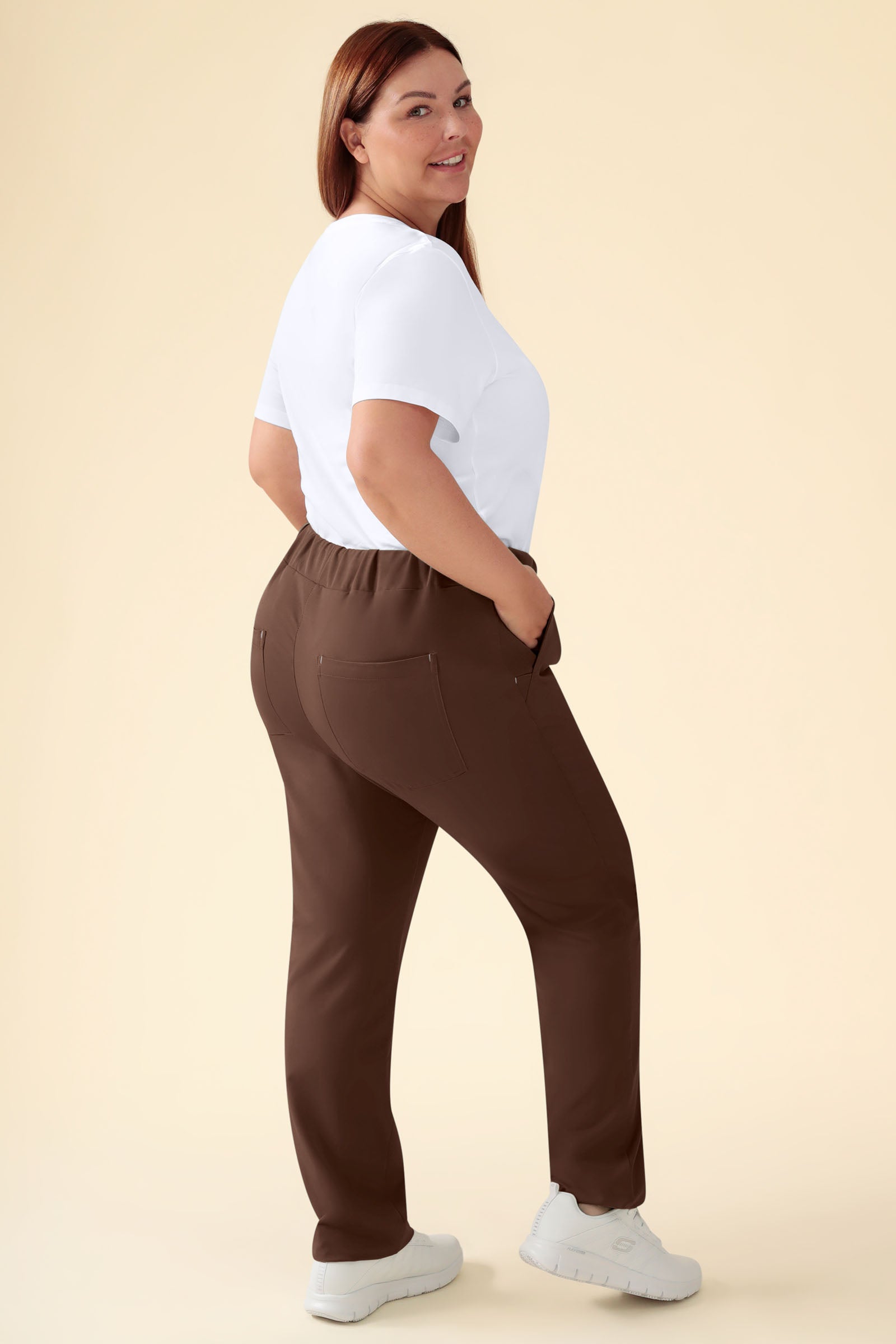 KAERE broek dames - zonder beenzak coffee, Achterzijde view Het model is 173 cm lang en draagt maat XL