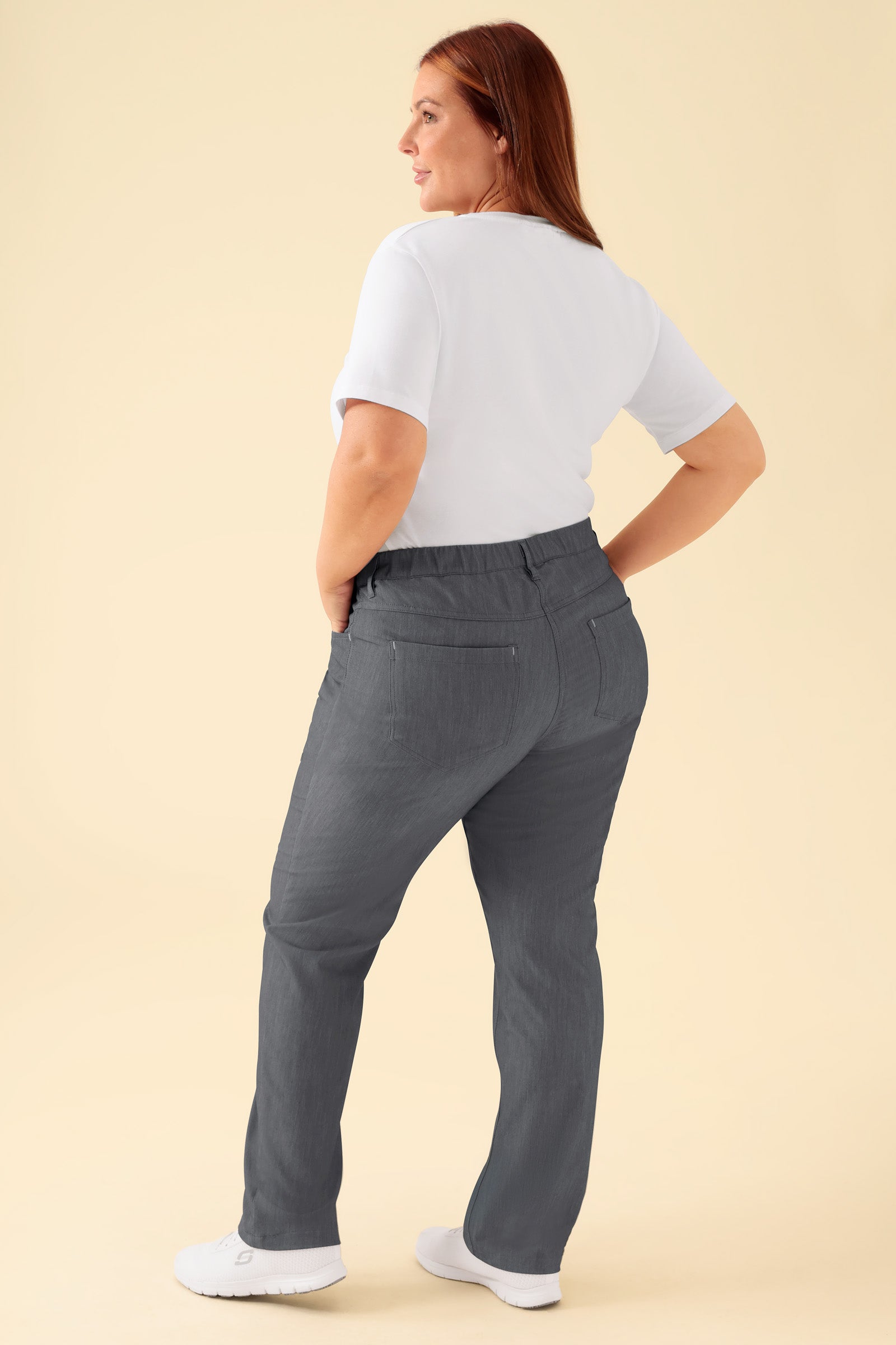 KAERE Damesbroek - 5-pocket donkergrijs melange, Achterzijde view Het model is 173 cm lang en draagt maat XL