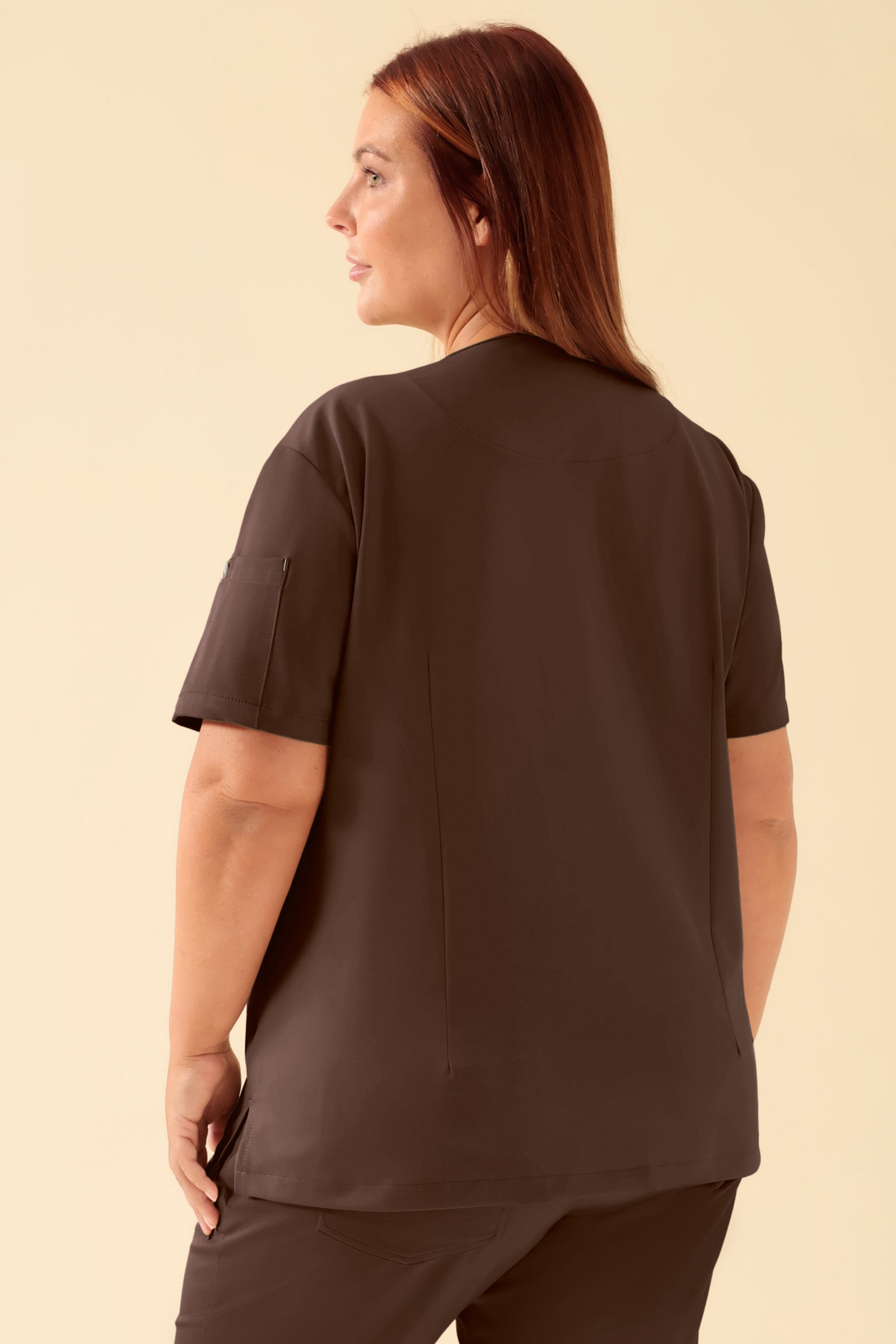 KAERE oversteektuniek dames - V-hals coffee, Achterzijde view Het model is 173 cm lang en draagt maat XL