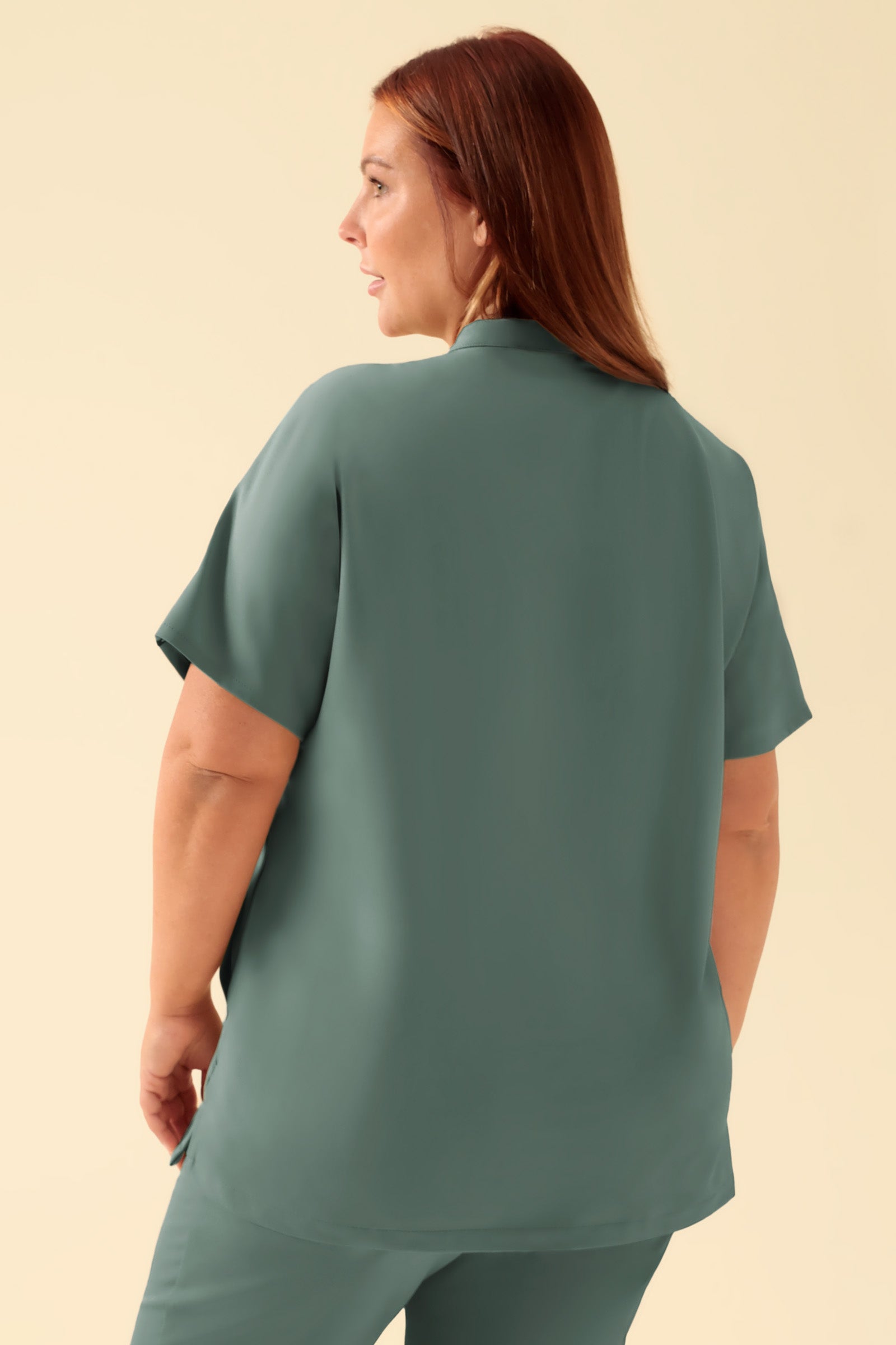 KAERE dames oversteektuniek - opstaande kraag donkergroen, Achterzijde view Het model is 173 cm lang en draagt maat XL