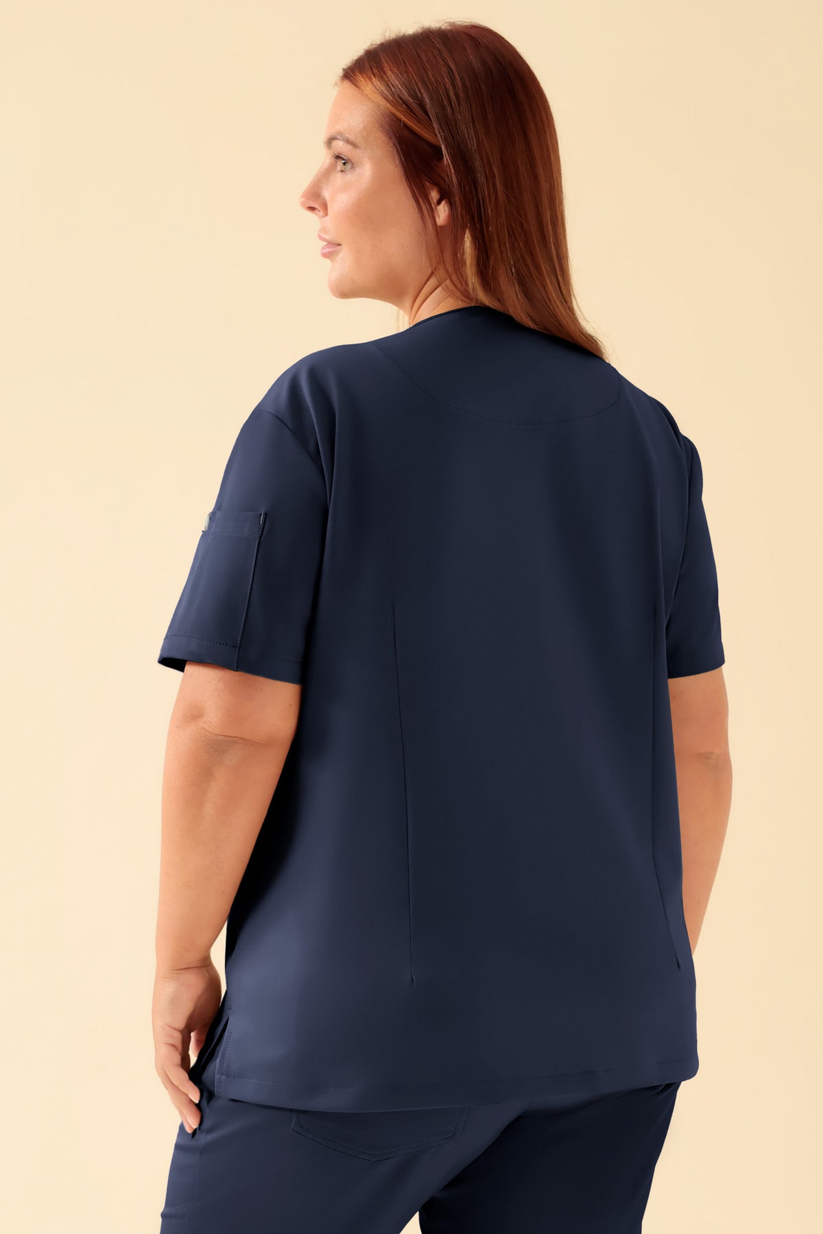 KAERE oversteektuniek dames - V-hals navy, Achterzijde view Het model is 173 cm lang en draagt maat XL