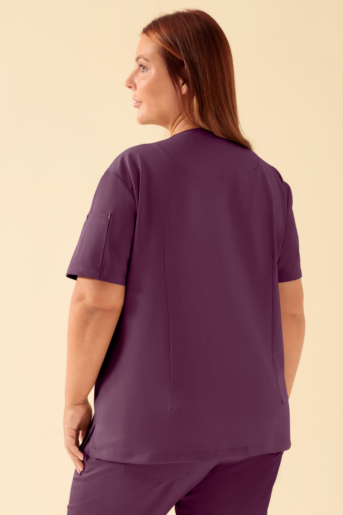 KAERE oversteektuniek dames - V-hals pruimen, Achterzijde view Het model is 173 cm lang en draagt maat XL