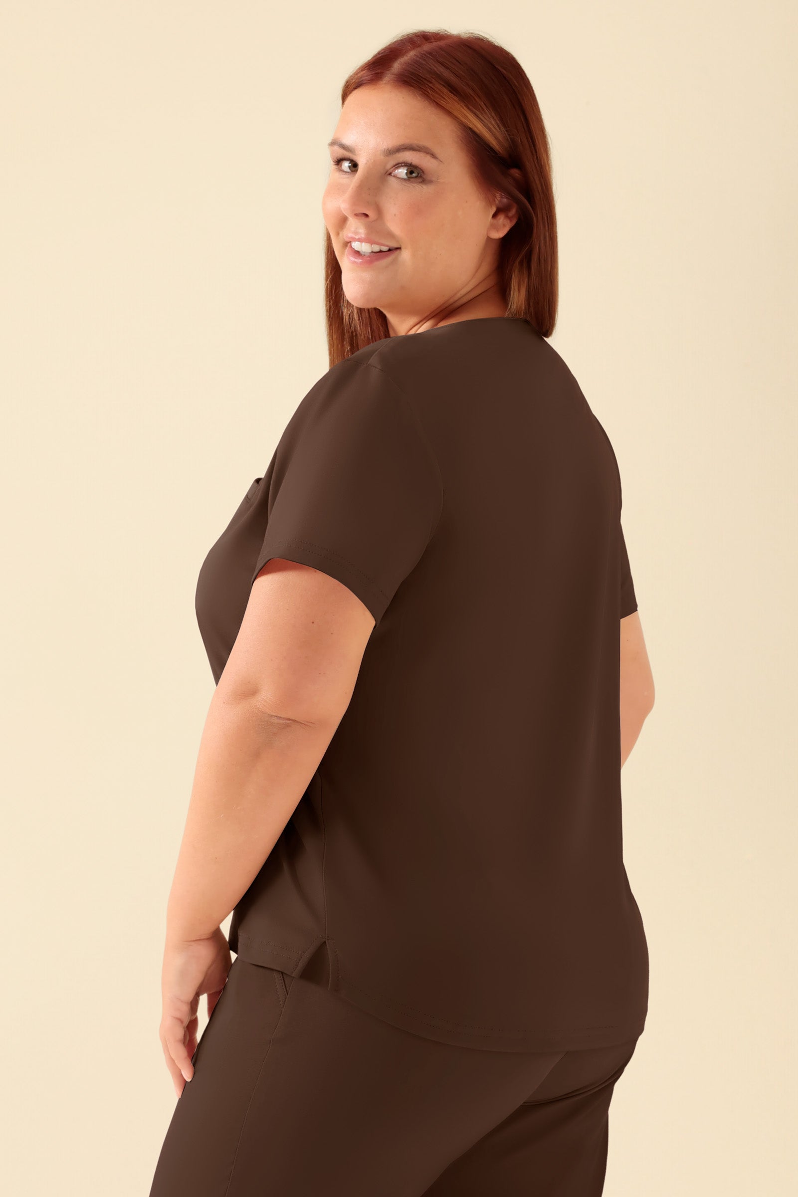 KAERE shirt dames - ronde hals coffee, Achterzijde view Het model is 173 cm lang en draagt maat XL
