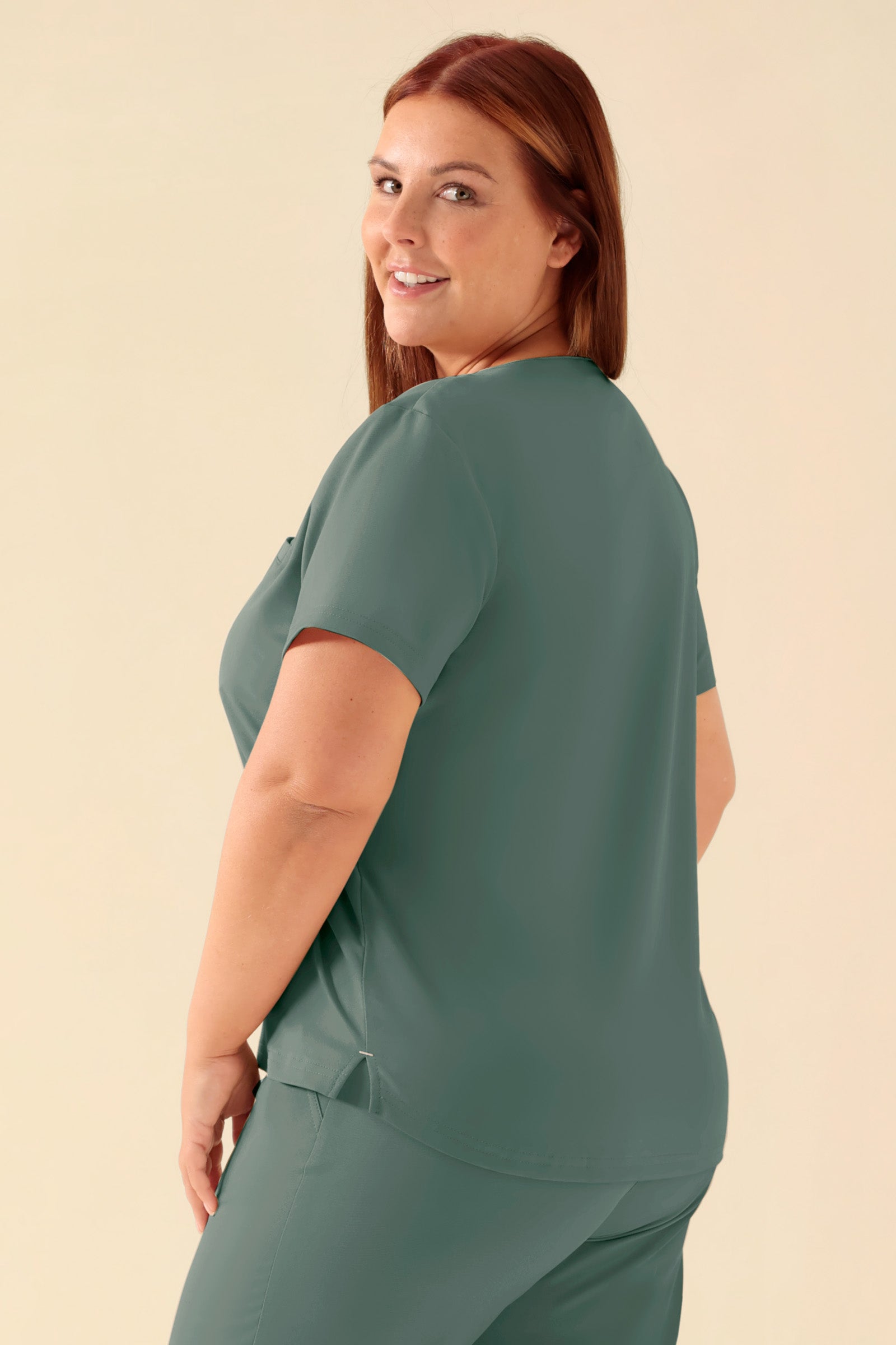 KAERE shirt dames - ronde hals donkergroen, Achterzijde view Het model is 173 cm lang en draagt maat XL