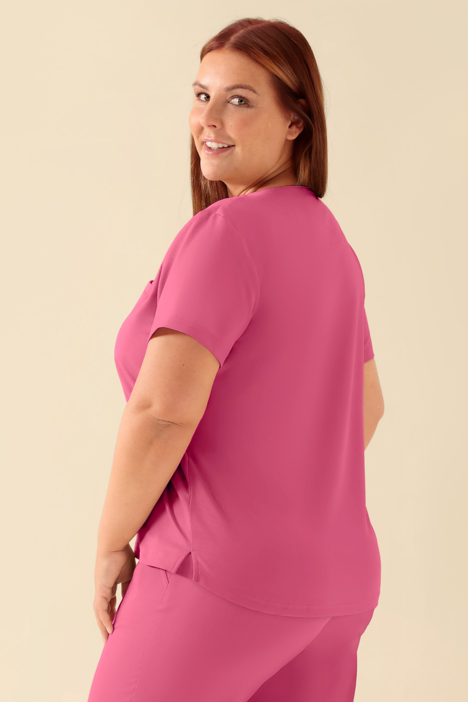 KAERE shirt dames - ronde hals oud rose, Achterzijde view Het model is 173 cm lang en draagt maat XL