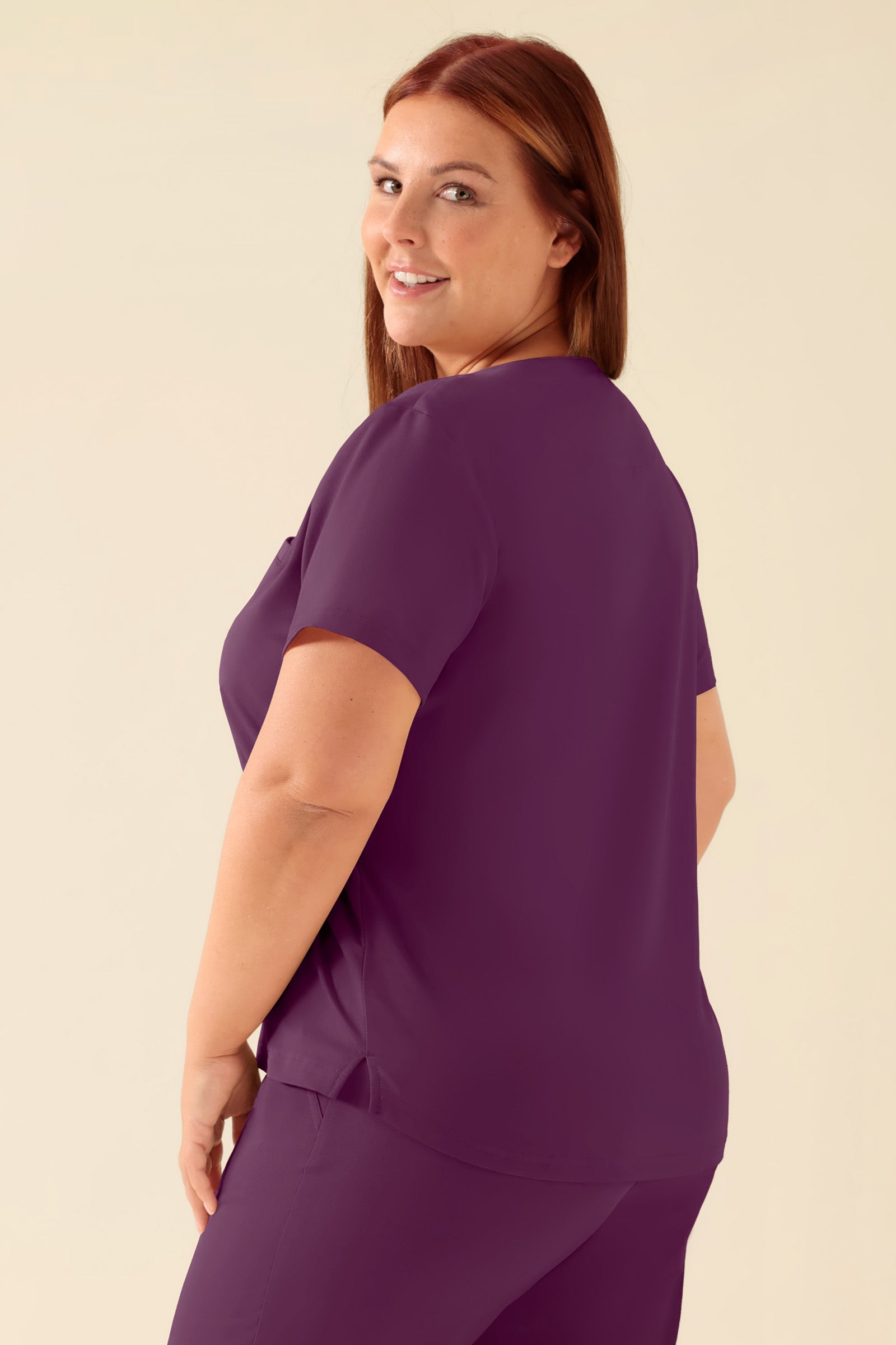 KAERE shirt dames - ronde hals pruimen, Achterzijde view Het model is 173 cm lang en draagt maat XL