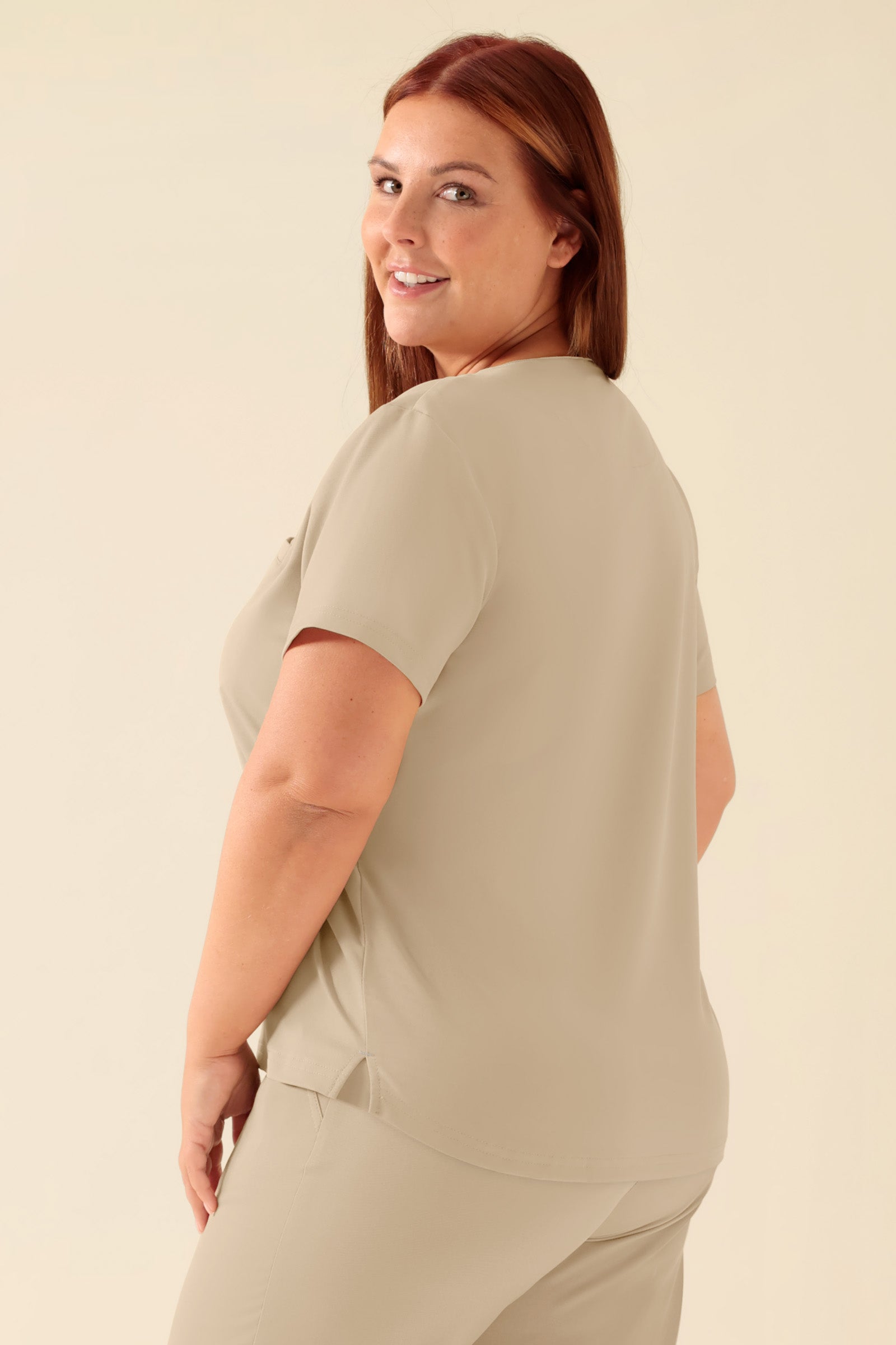 KAERE shirt dames - ronde hals zand, Achterzijde view Het model is 173 cm lang en draagt maat XL