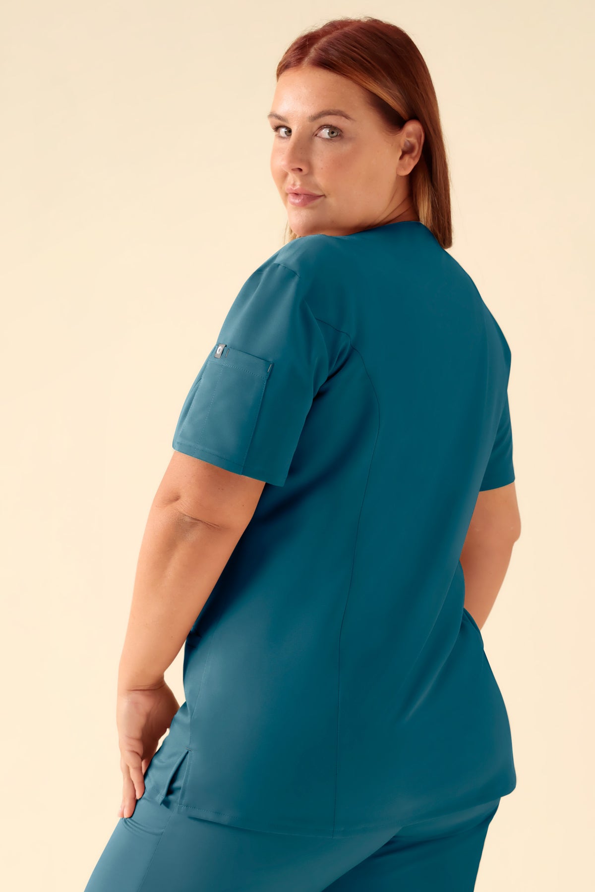 KAERE tuniek dames - drukknoopsluiting petrol, Achterzijde view Het model is 173 cm lang en draagt maat XL