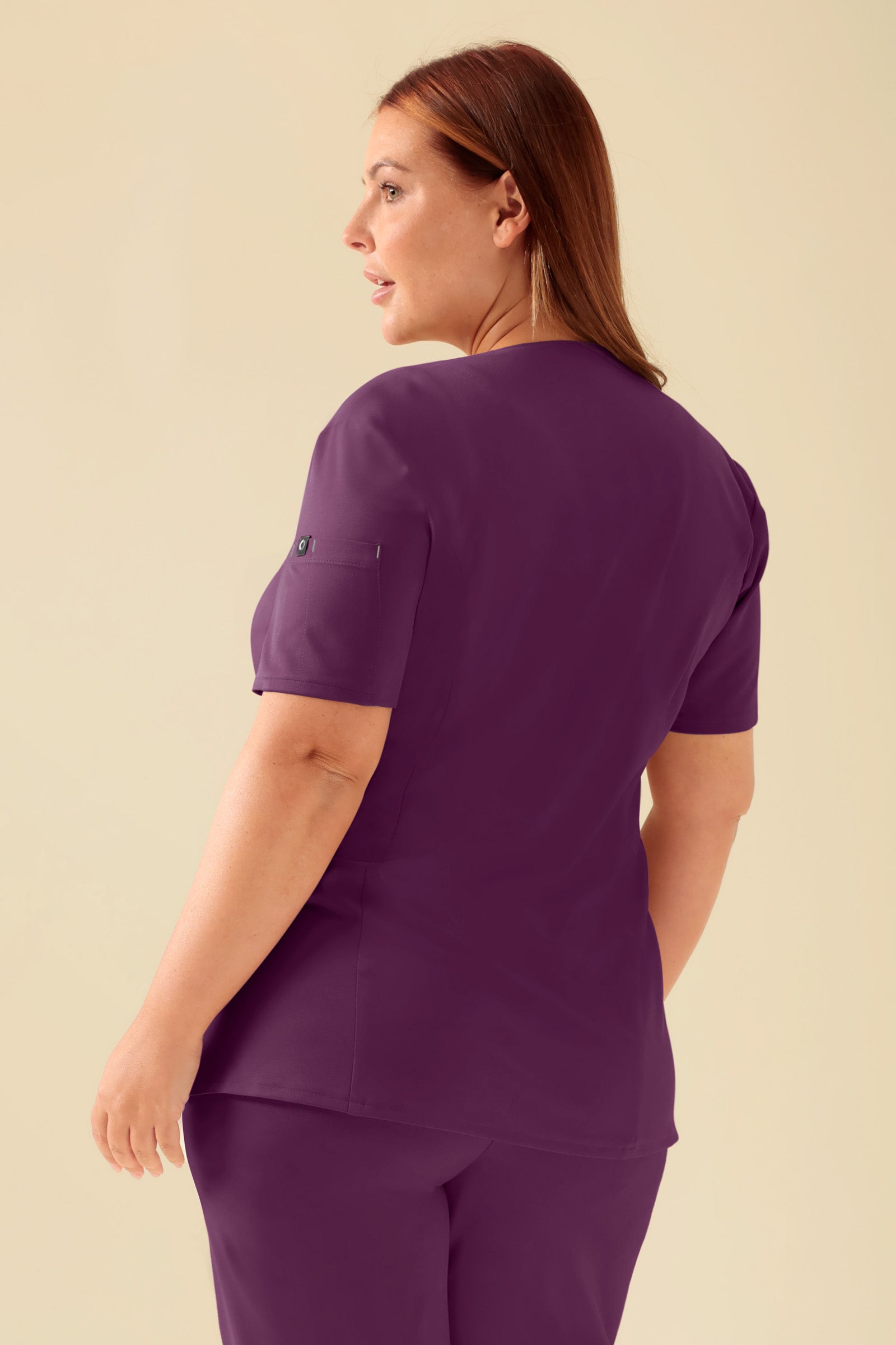 KAERE tuniek dames - drukknoopsluiting pruimen, Achterzijde view Het model is 173 cm lang en draagt maat XL