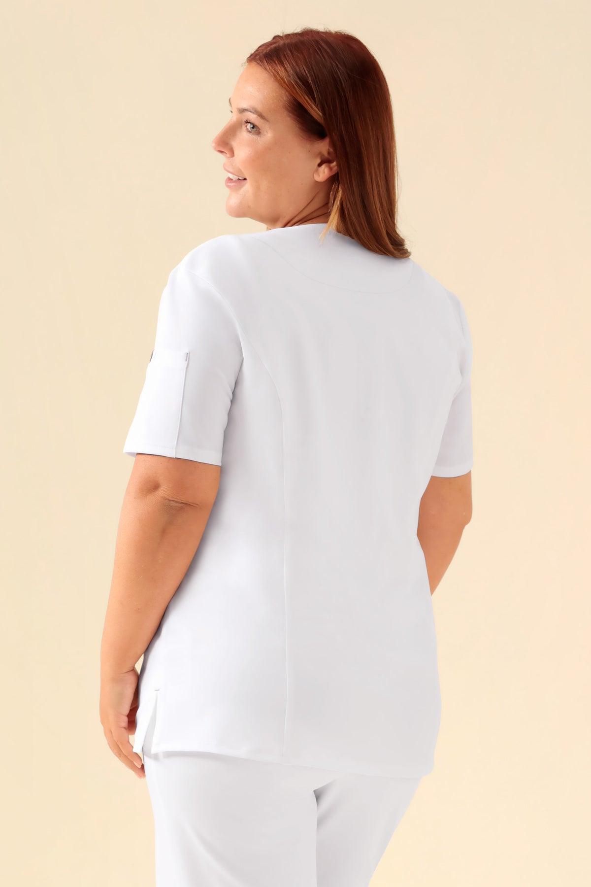 KAERE tuniek dames - drukknoopsluiting wit, Achterzijde view Het model is 173 cm lang en draagt maat XL