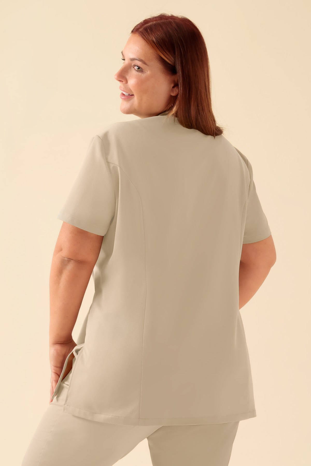 KAERE tuniek dames - asymetrische knoopsluiting zand, Achterzijde view Het model is 173 cm lang en draagt maat XL