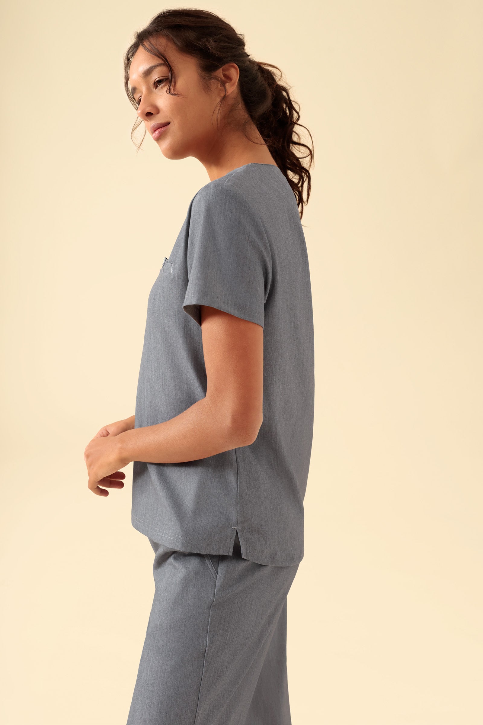 KAERE shirt dames - ronde hals grijs melange, Achterzijde view Het model is 176 cm lang en draagt maat S