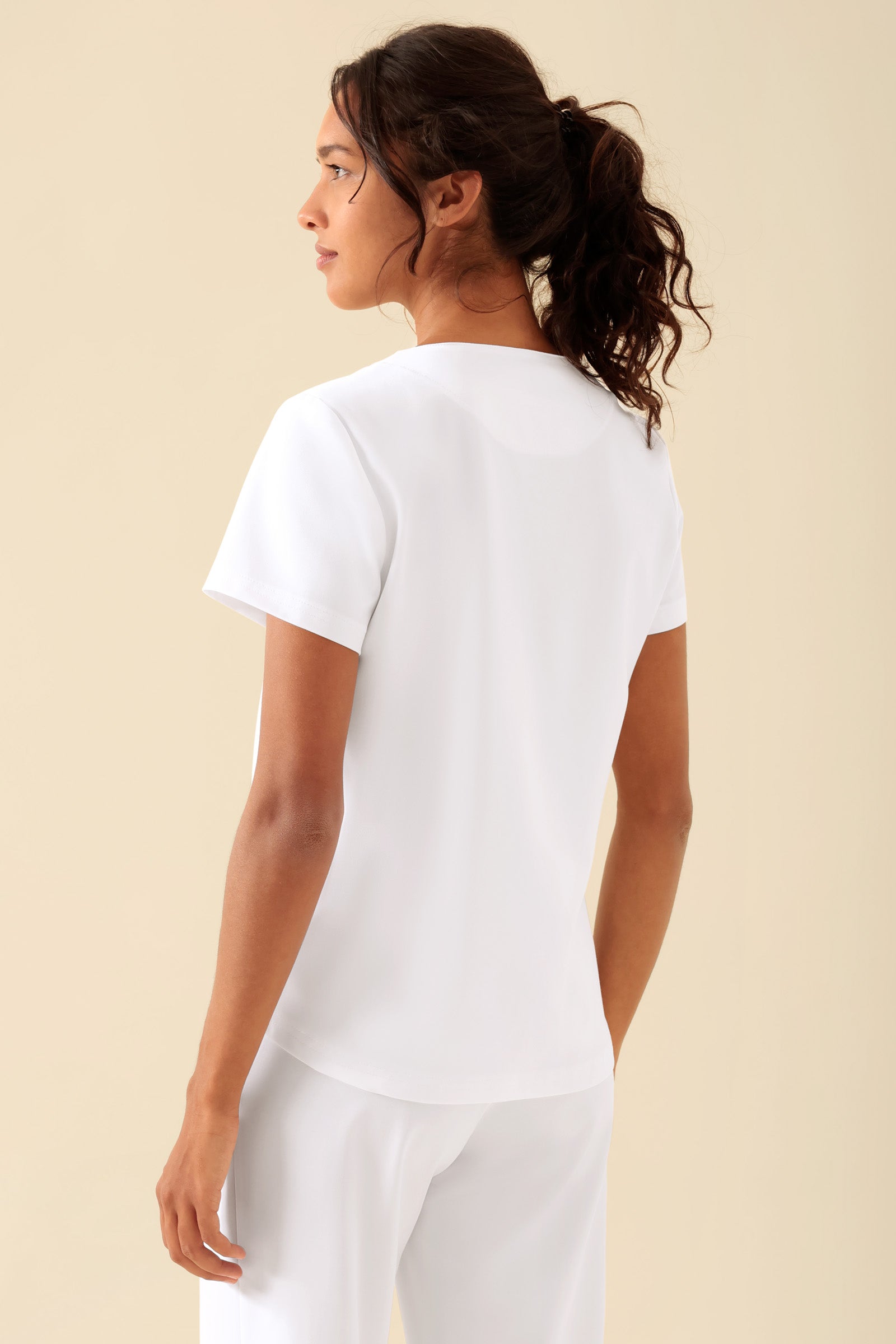 KAERE shirt dames - ronde hals wit, Achterzijde view Het model is 176 cm lang en draagt maat S